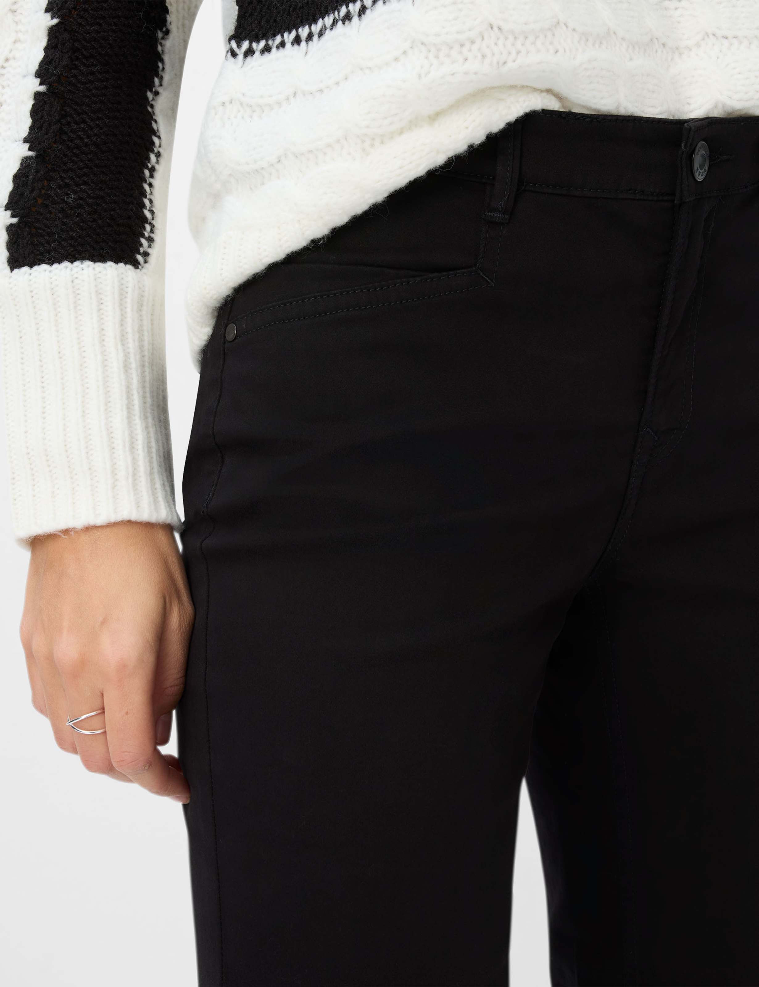 Femme Style CAROLA Noir  Détail 2