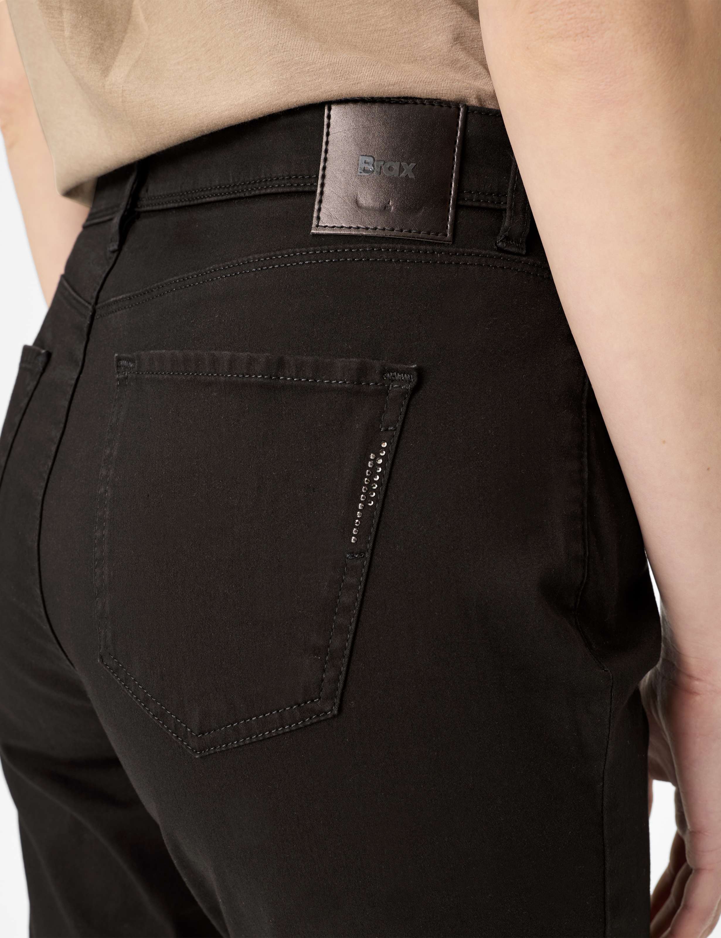 Women Style CAROLA Perma Black Feminine Fit Detail 2