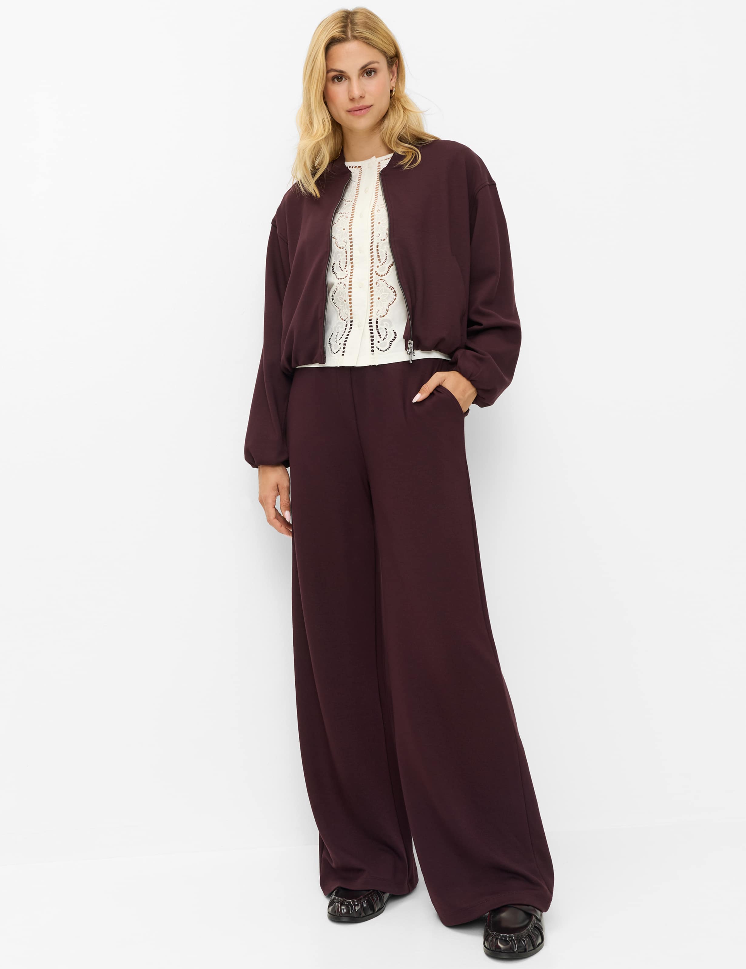Damen Style MAINE Dunkles Lila Wide Leg Model Outfit