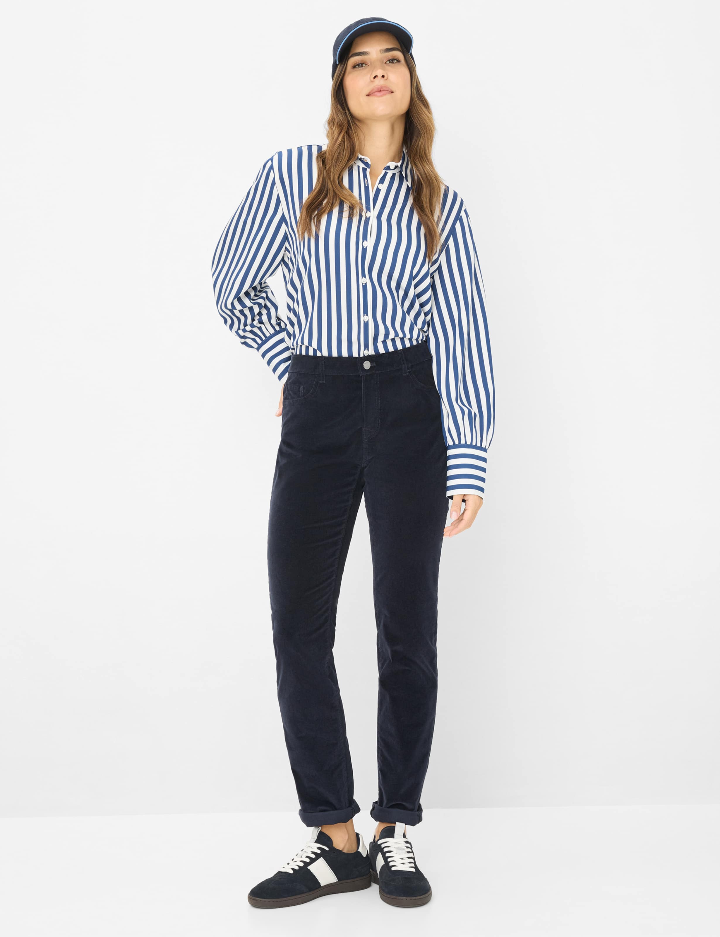 Damen Style CAROLA Dunkelblau Feminine Fit Model Outfit