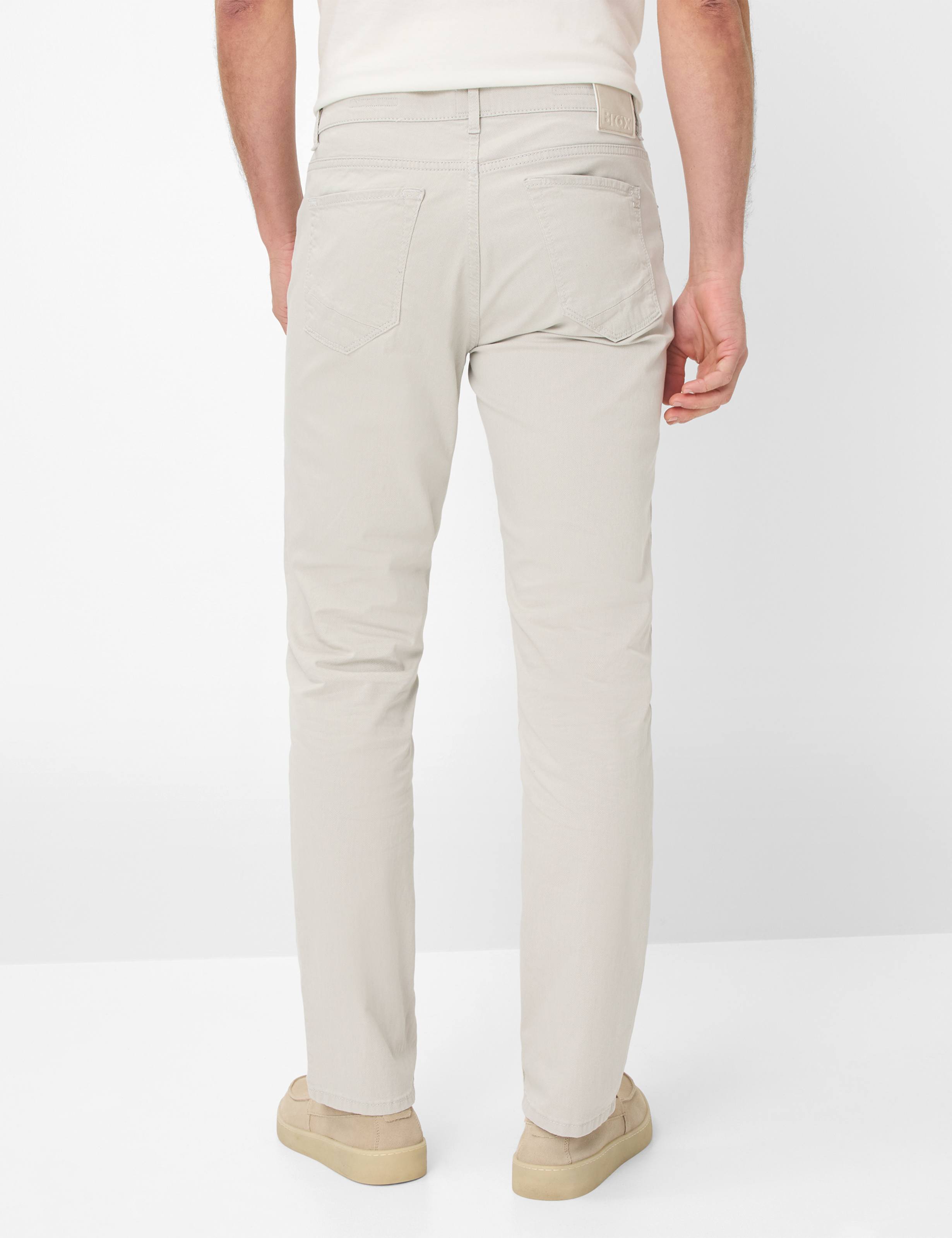 Herren Style CHUCK Hellbeige Modern Fit Model Rueck