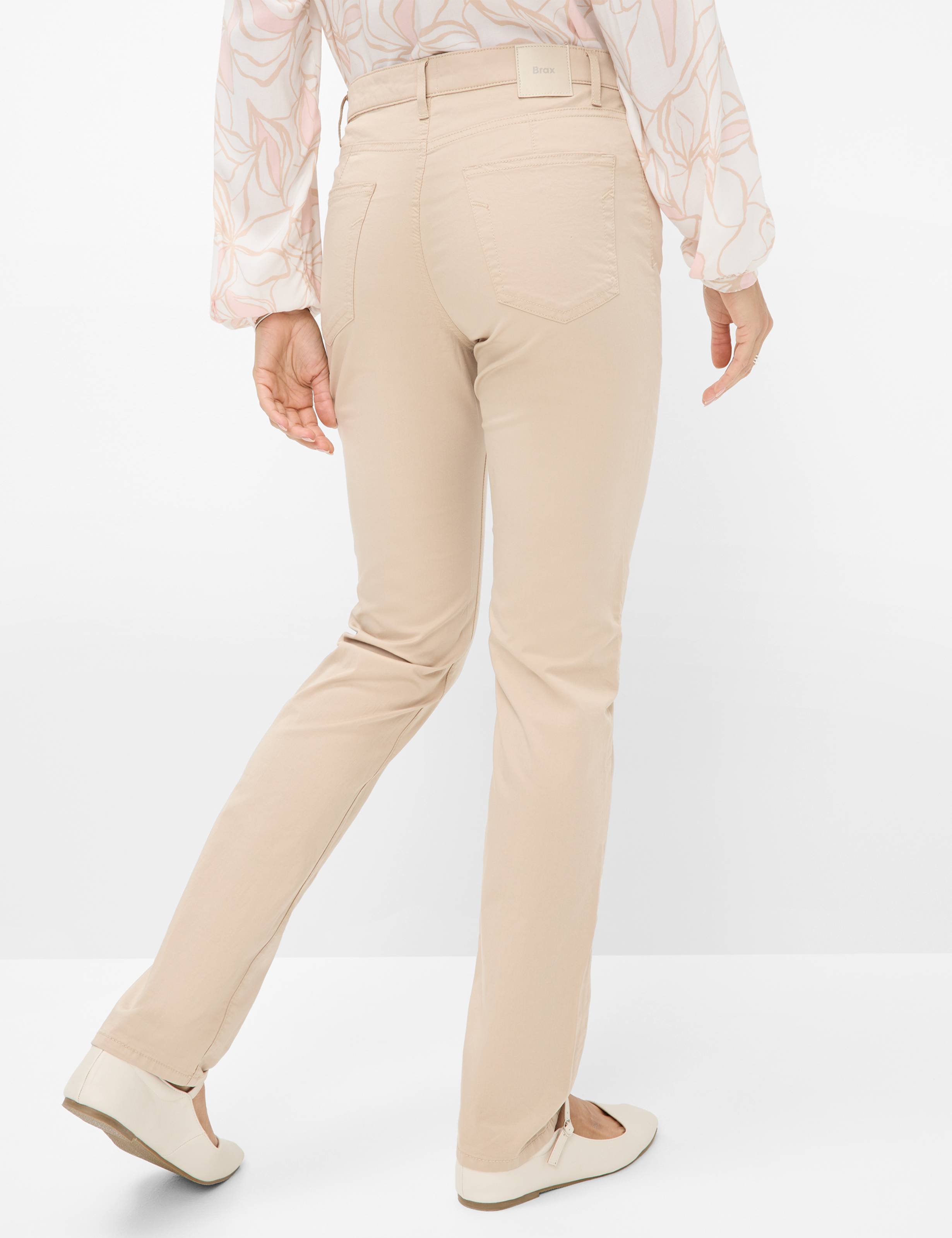 Damen Style CAROLA Beige Feminine Fit Model Rueck