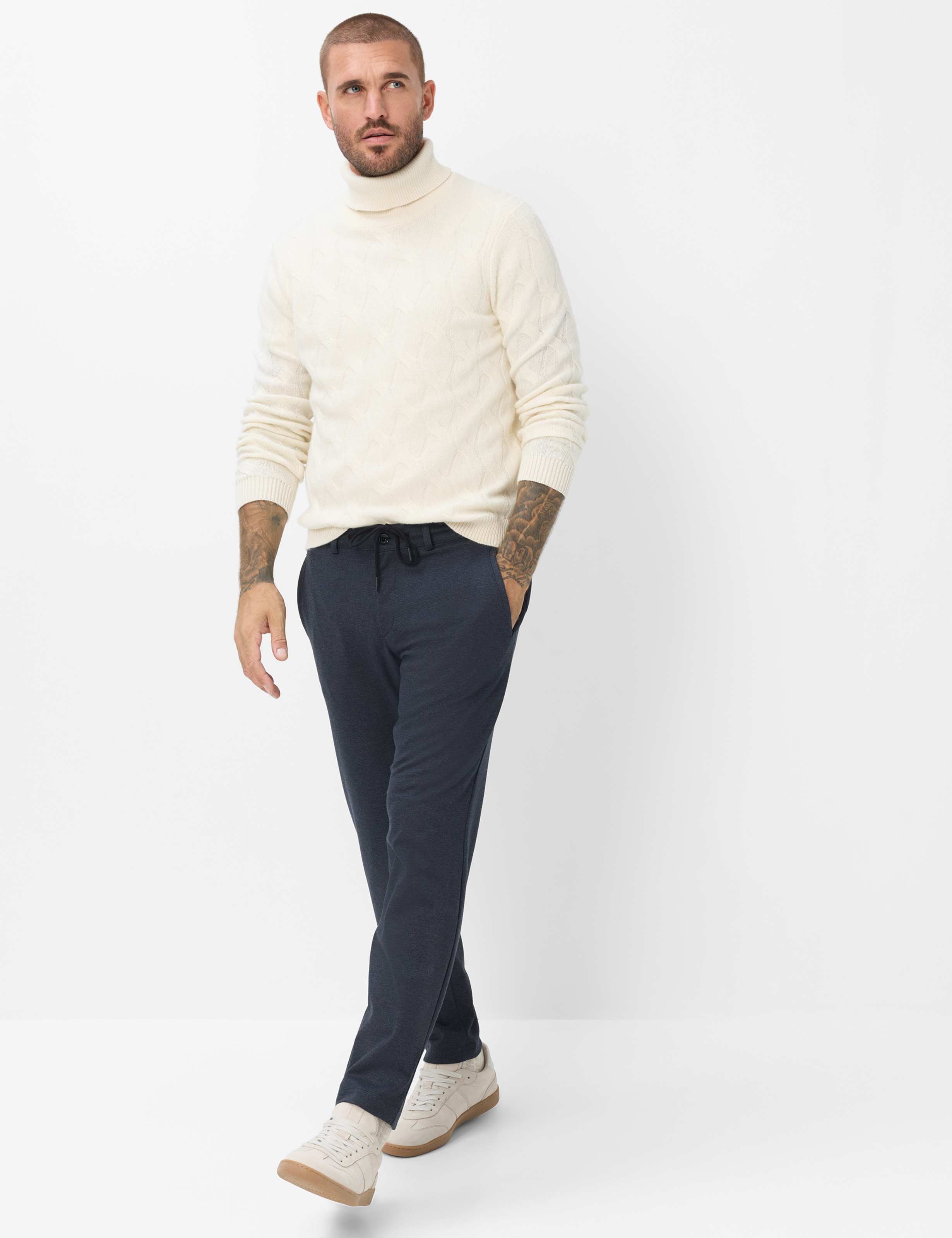 Herren Style PHIL Dunkelblau Tapered Fit Model Outfit