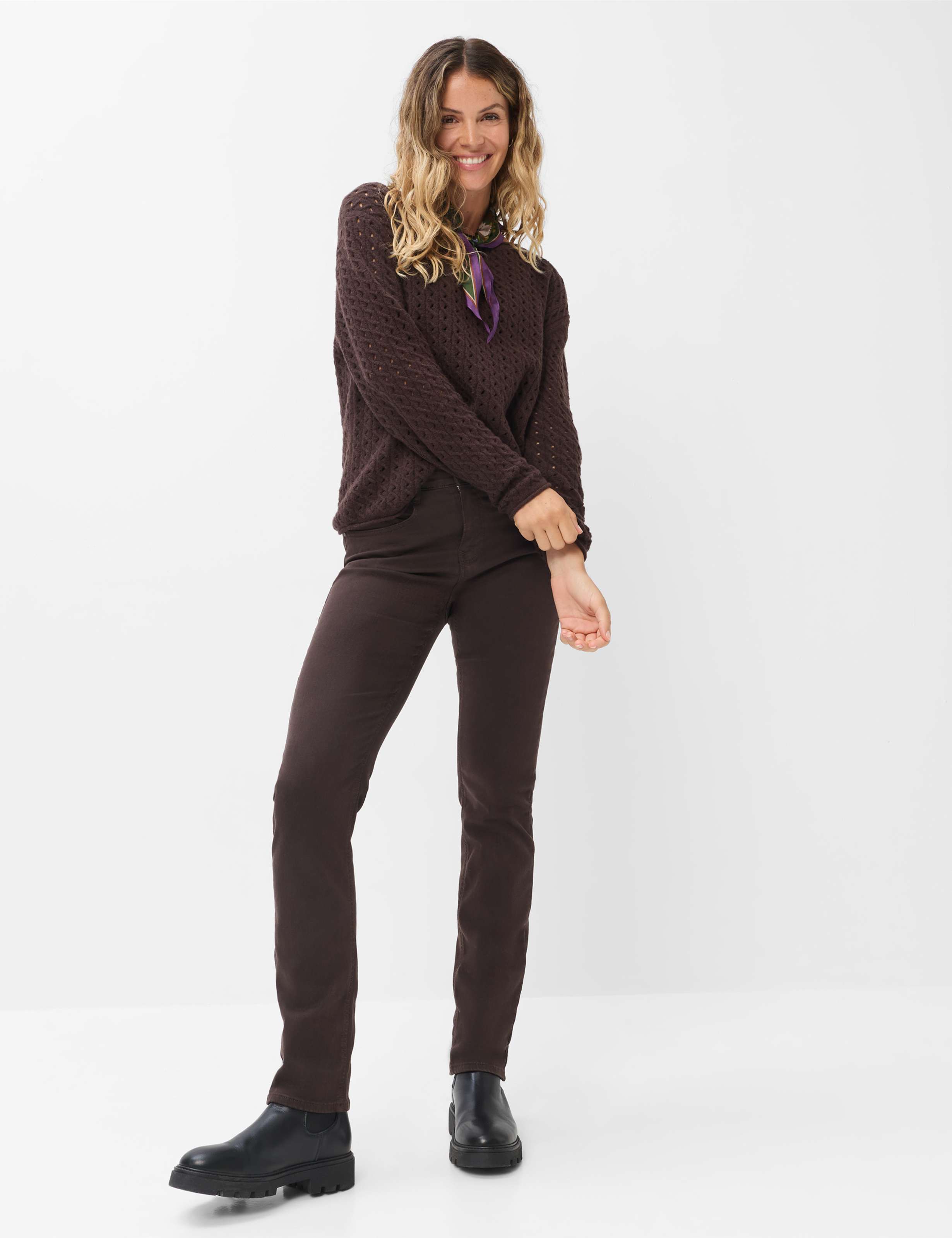 Damen Style CAROLA Denim Dunkelbraun Feminine Fit Model Outfit