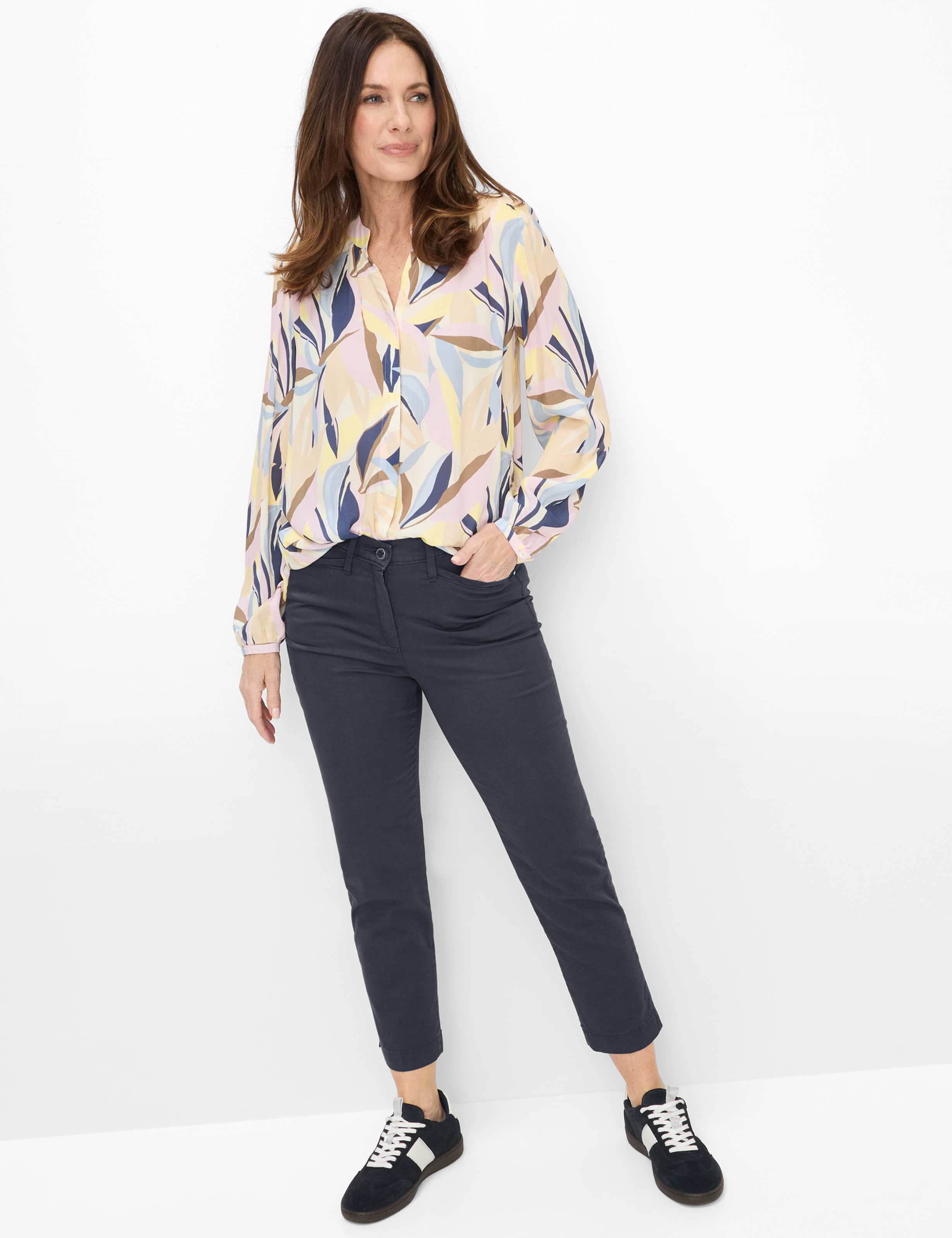 Femme Style LORELLA Bleu Foncé Super Slim Fit Tenue du mannequin