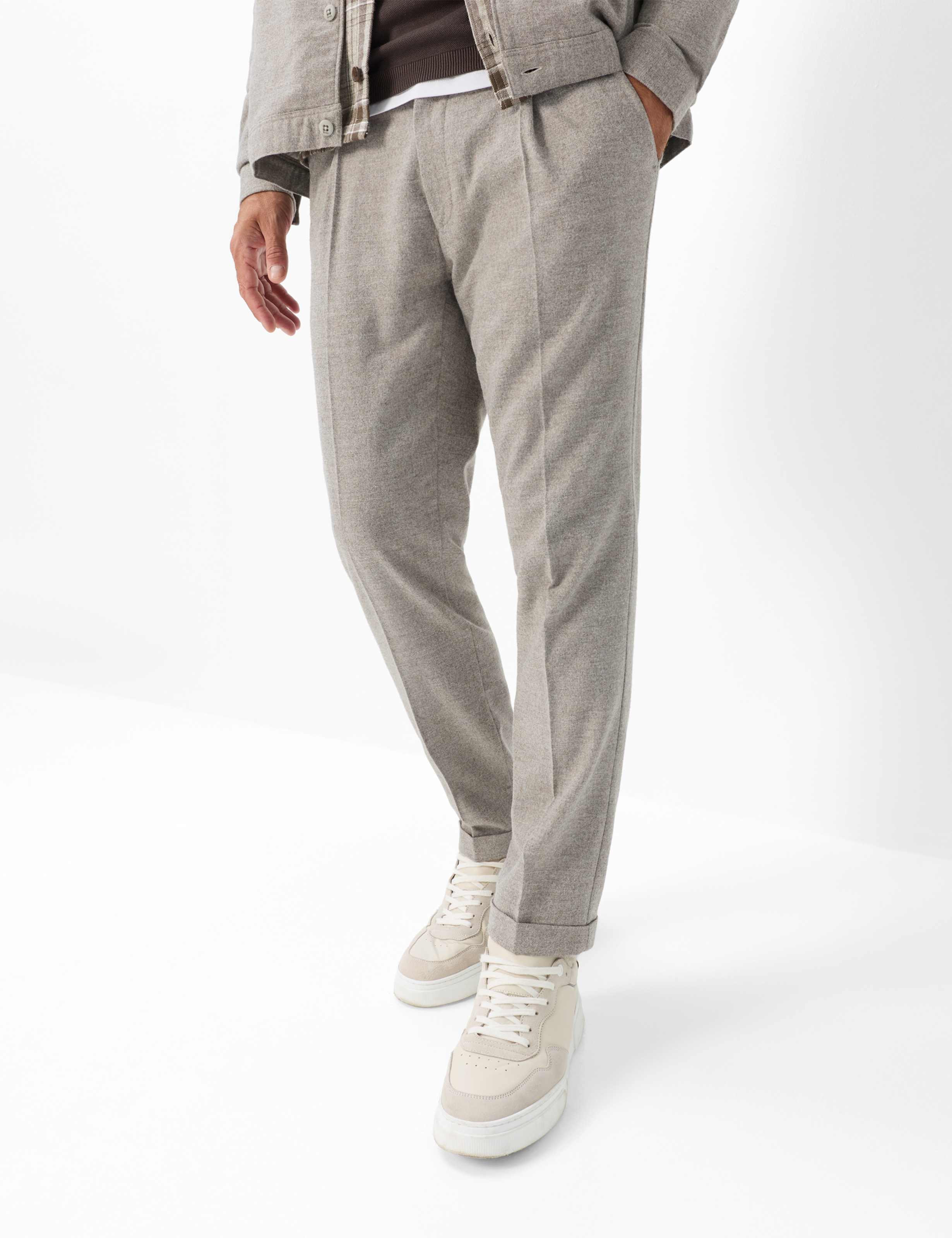 Heren Style TINO Lichtbruin – Taupe Tapered Fit Model voorkant