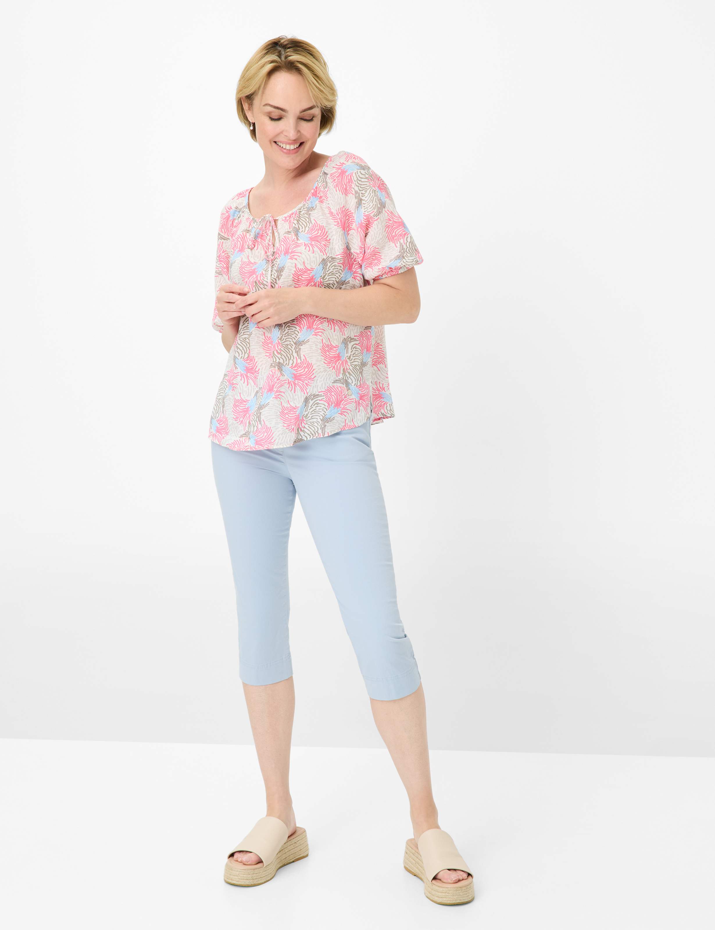 Damen Style PAMINA CAPRI Hellblau Slim Fit Model Outfit