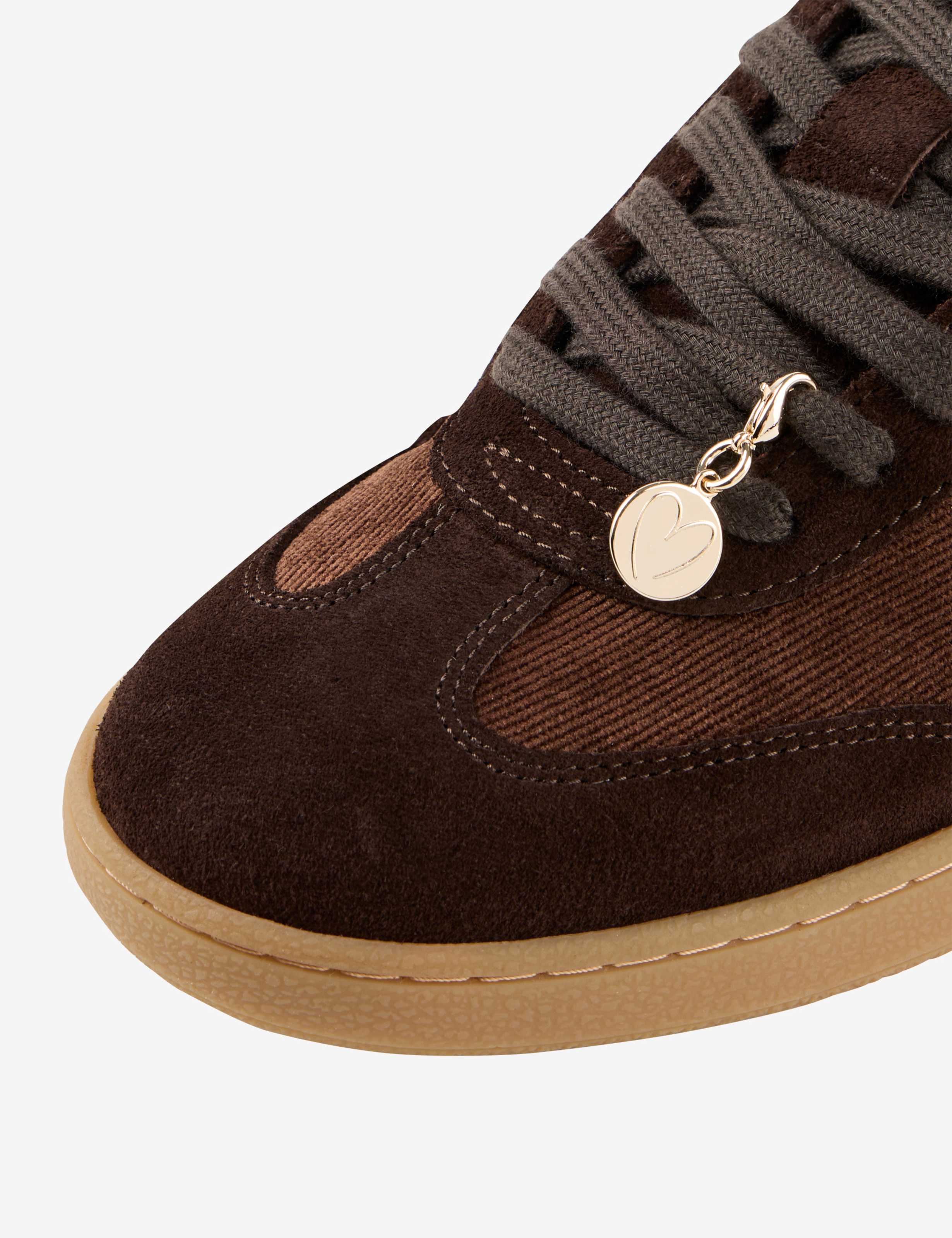 Shades of Brown, DETAIL_TWO_ISHOP