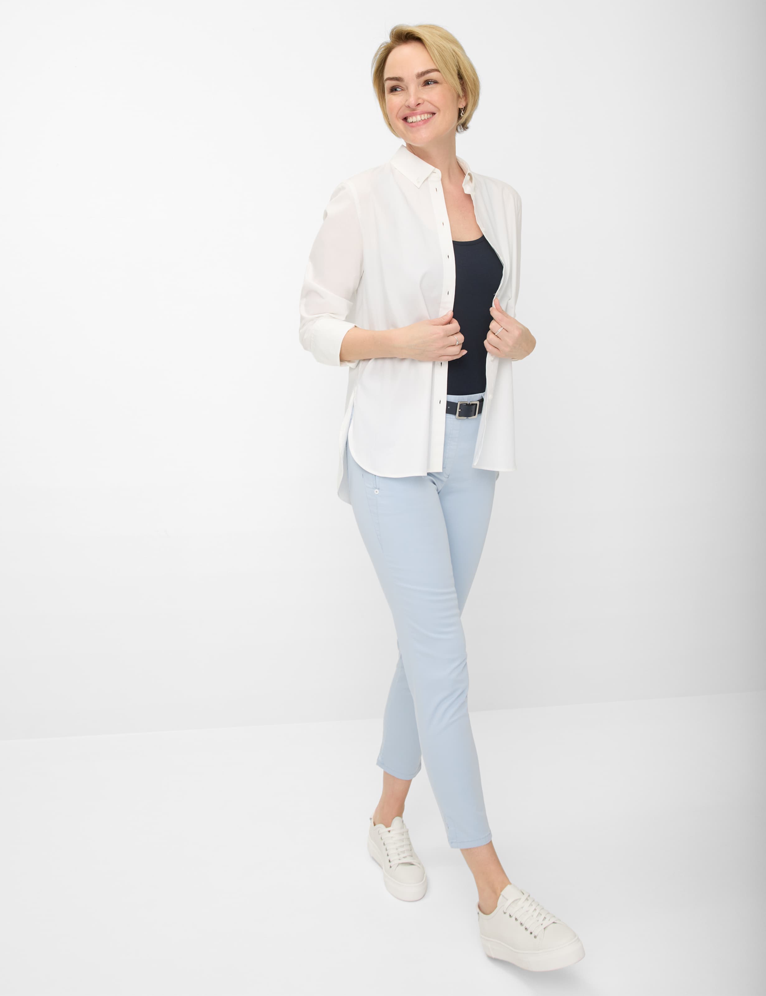 Damen Style LAVINA ZIP 6/8 Hellblau Super Slim Fit Model Outfit