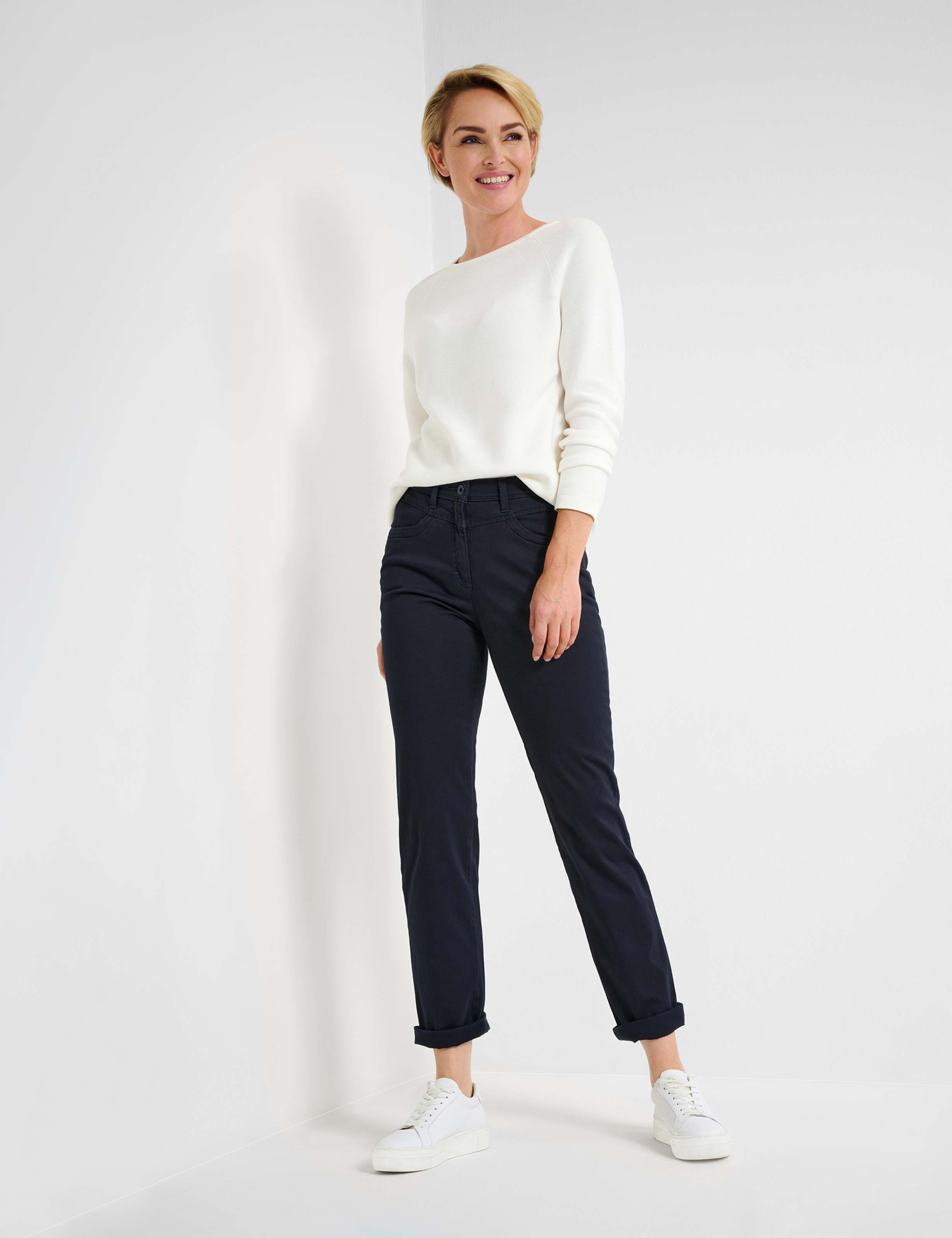 Damen Style LAURA NEW Dunkelblau Super Slim Fit Model Outfit