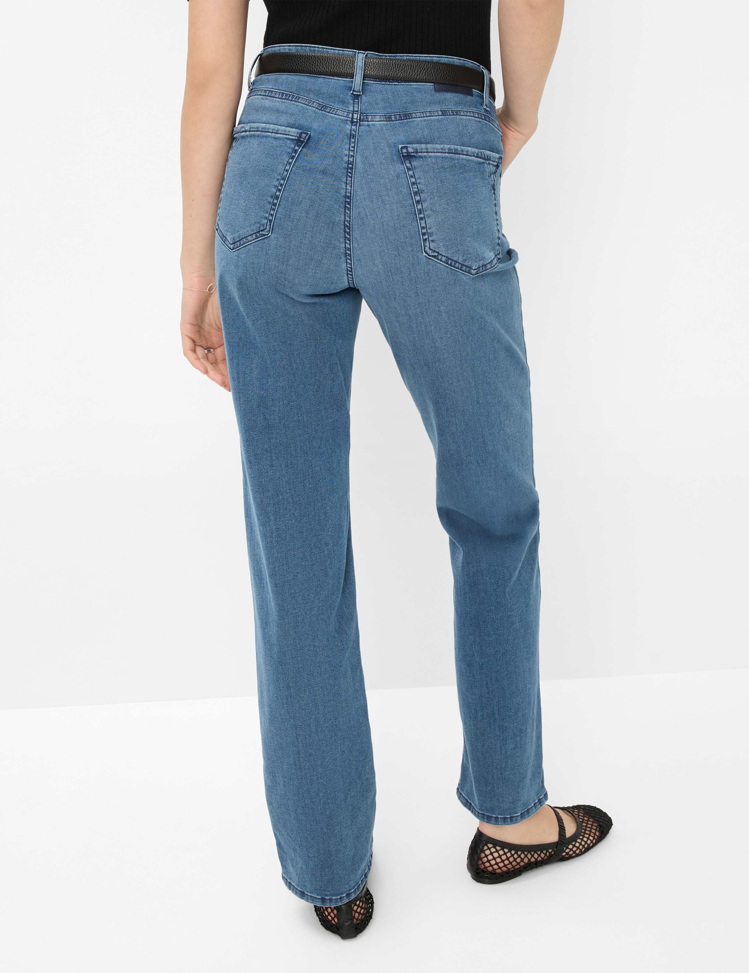 Damen Style CAROLA Denim Blau Feminine Fit Model Rueck