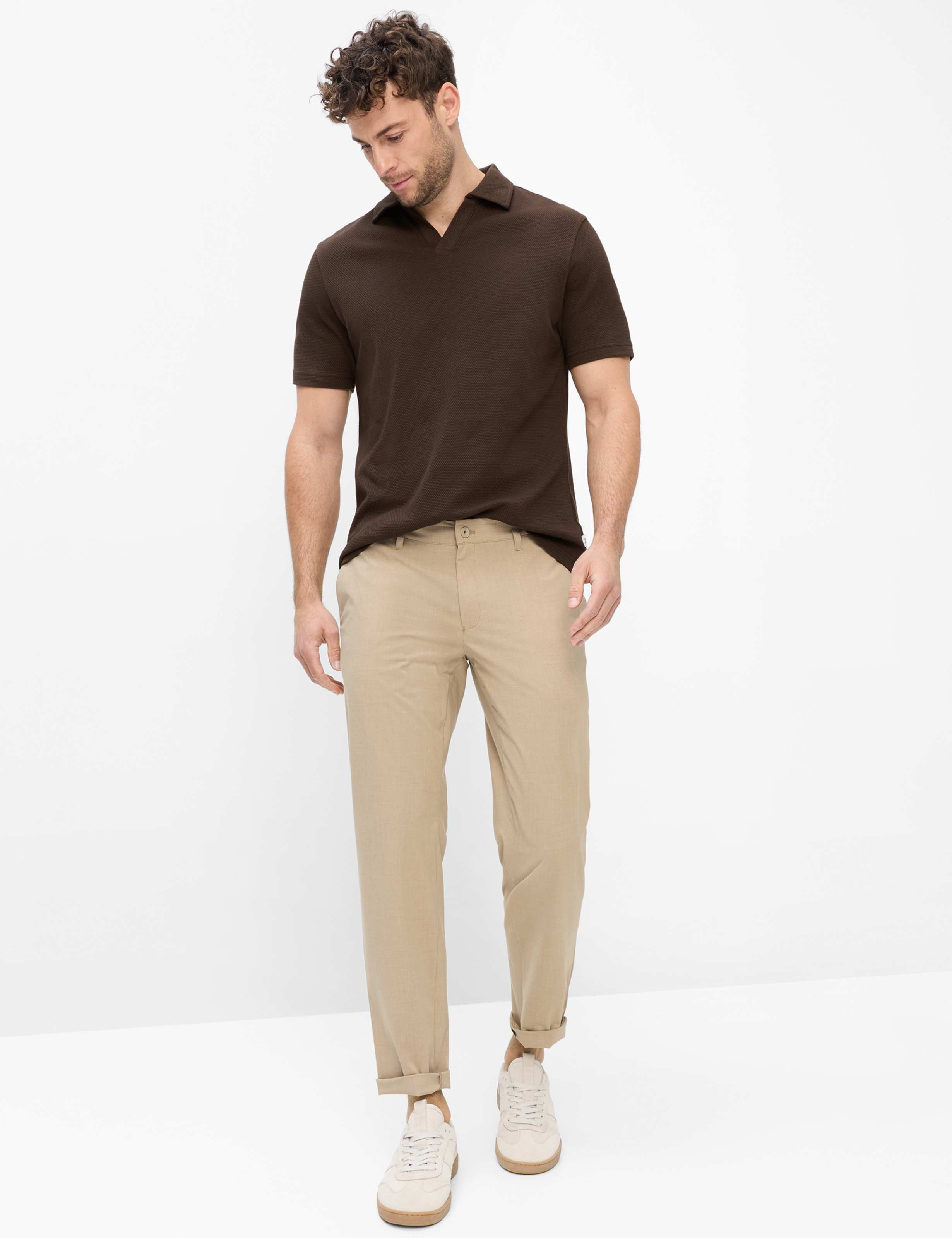 Herren Style PHIL Hellbeige Tapered Fit Model Outfit
