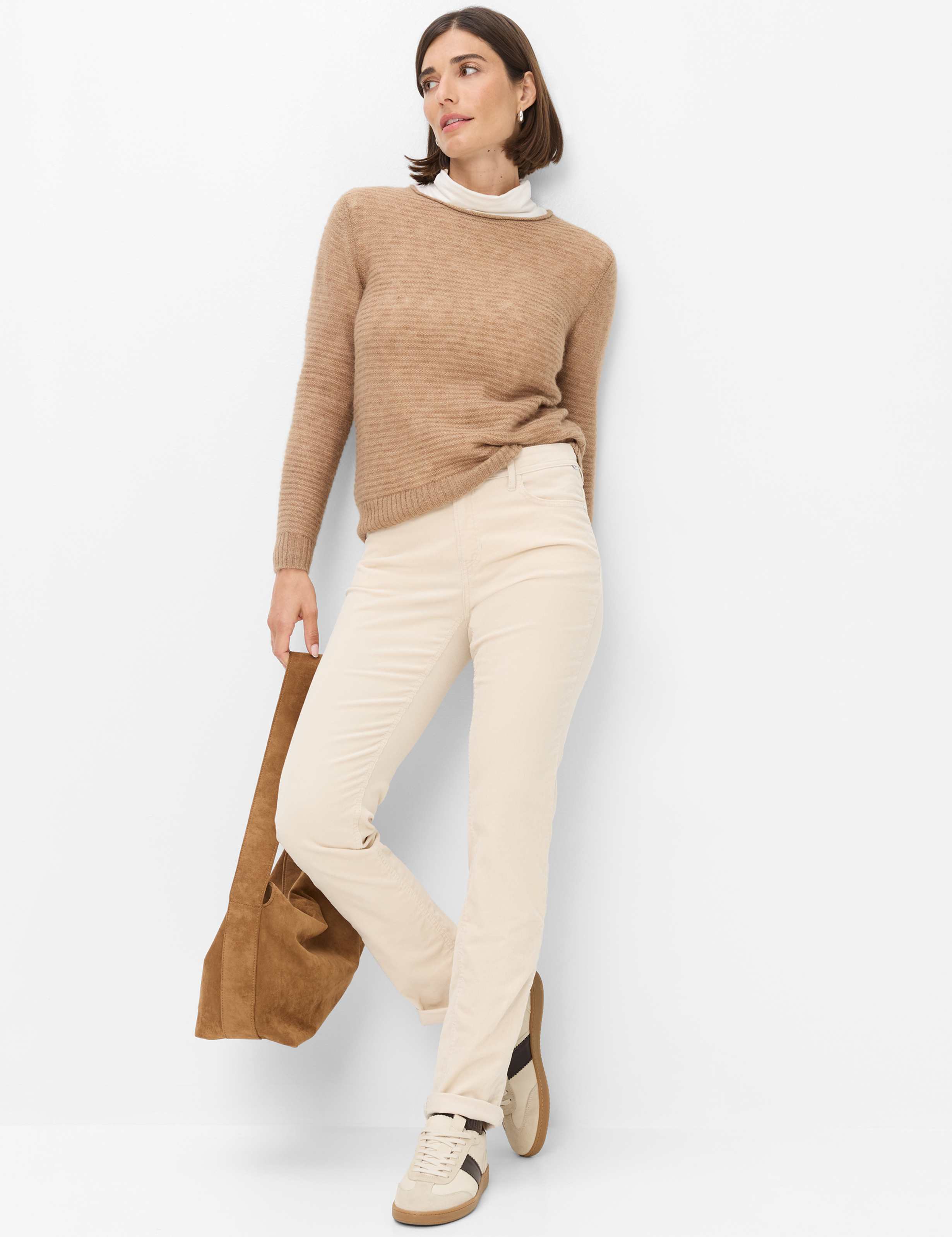 Femme Style CAROLA Blanc crème Feminine Fit Tenue du mannequin