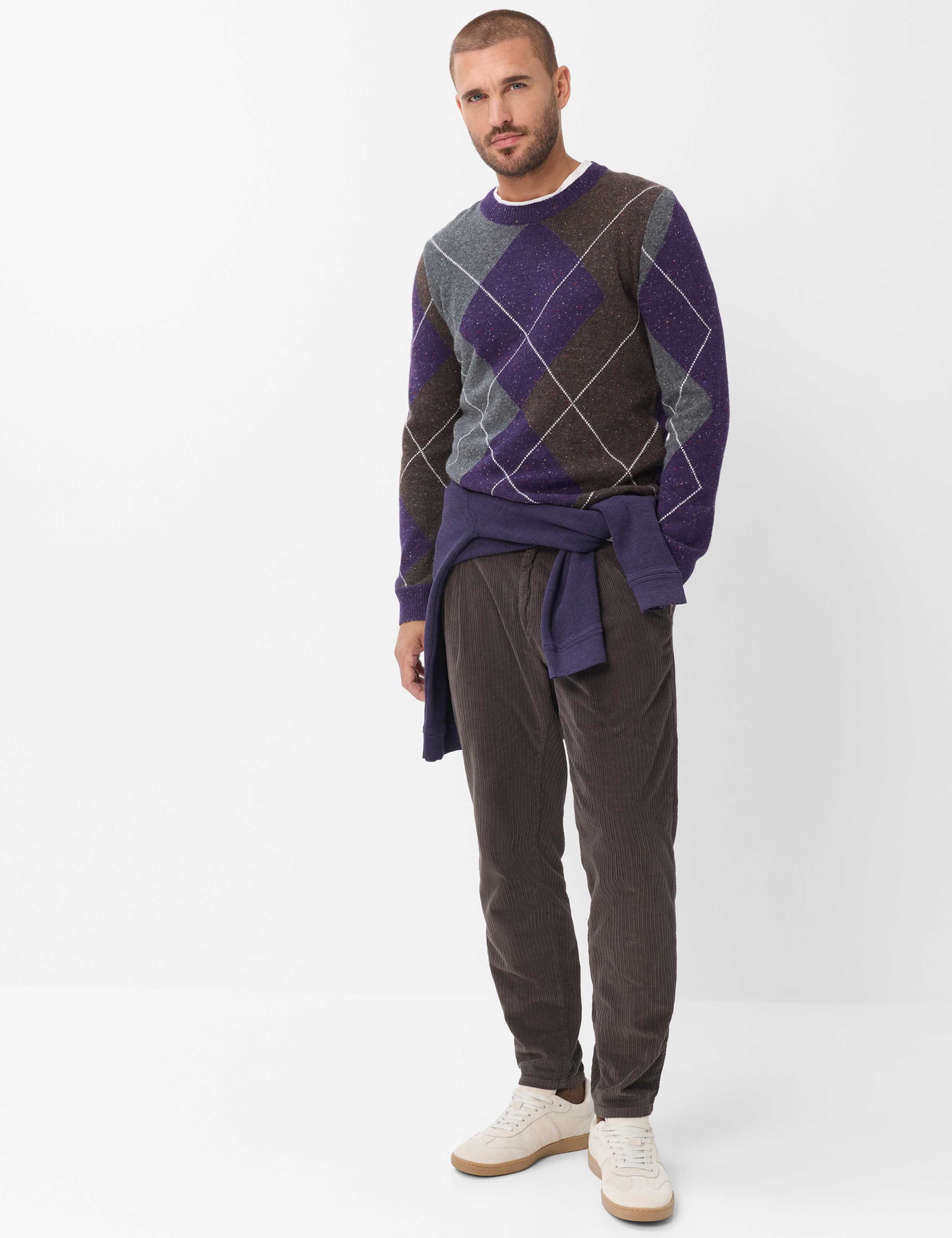 Herren Style TINO Dunkelbraun Tapered Fit Model Outfit