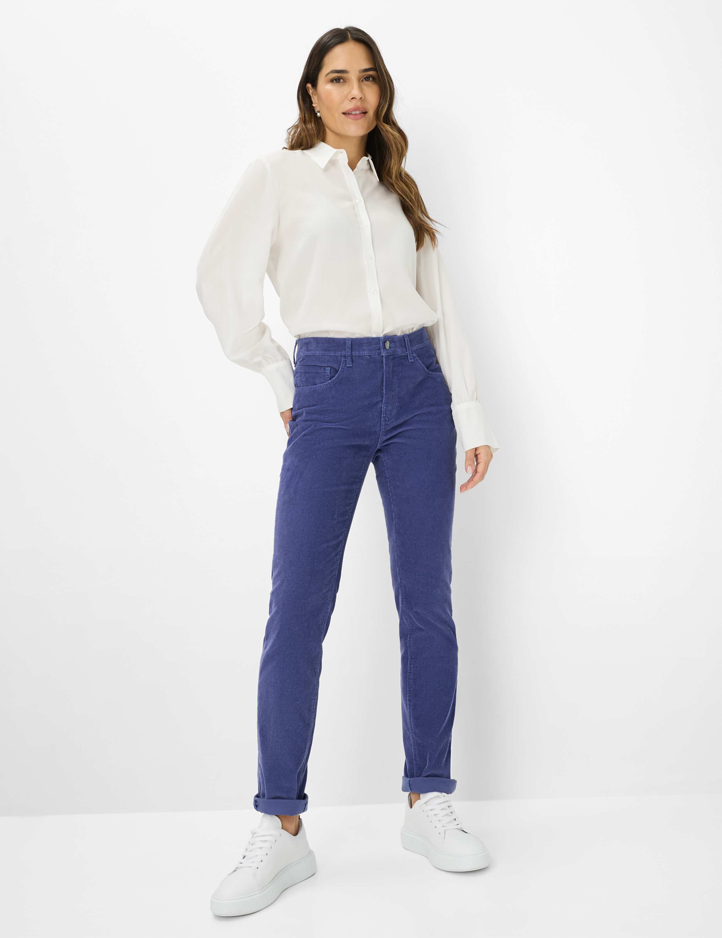 Femme Style CAROLA Violette Foncé Feminine Fit Tenue du mannequin