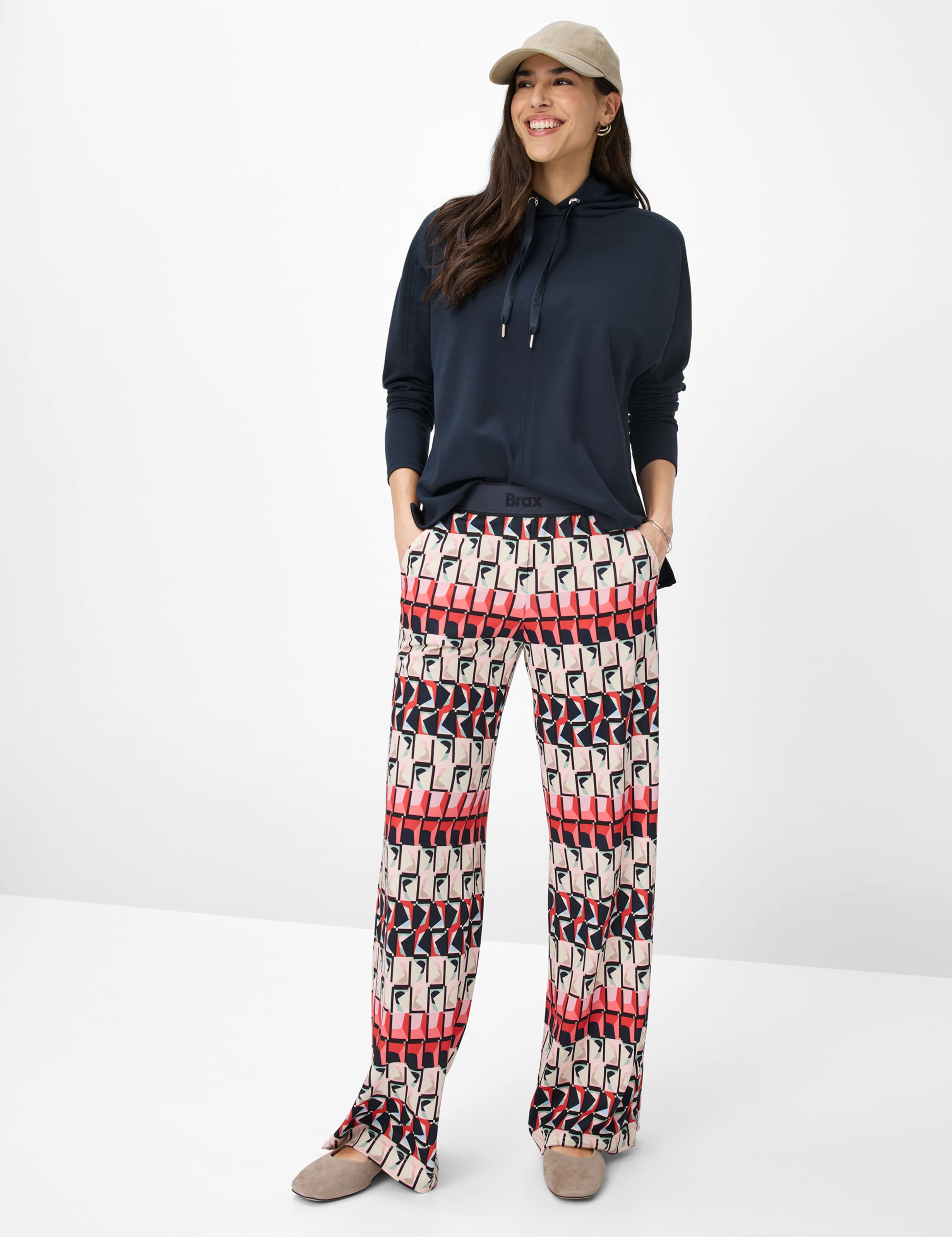 Damen Style BEE Dunkelblau  Model Outfit