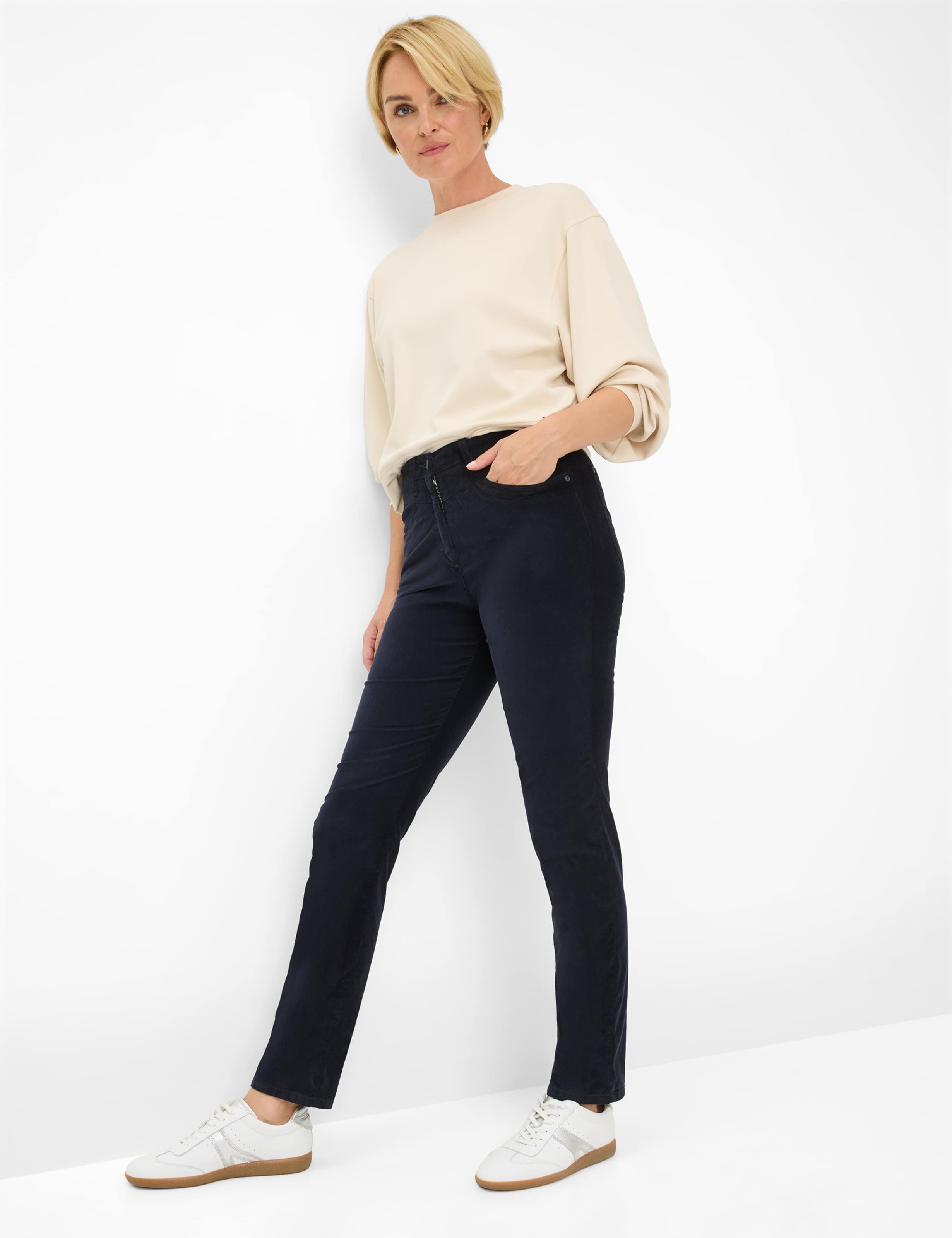 Damen Style LAURA NEW Dunkelblau Super Slim Fit Model Outfit