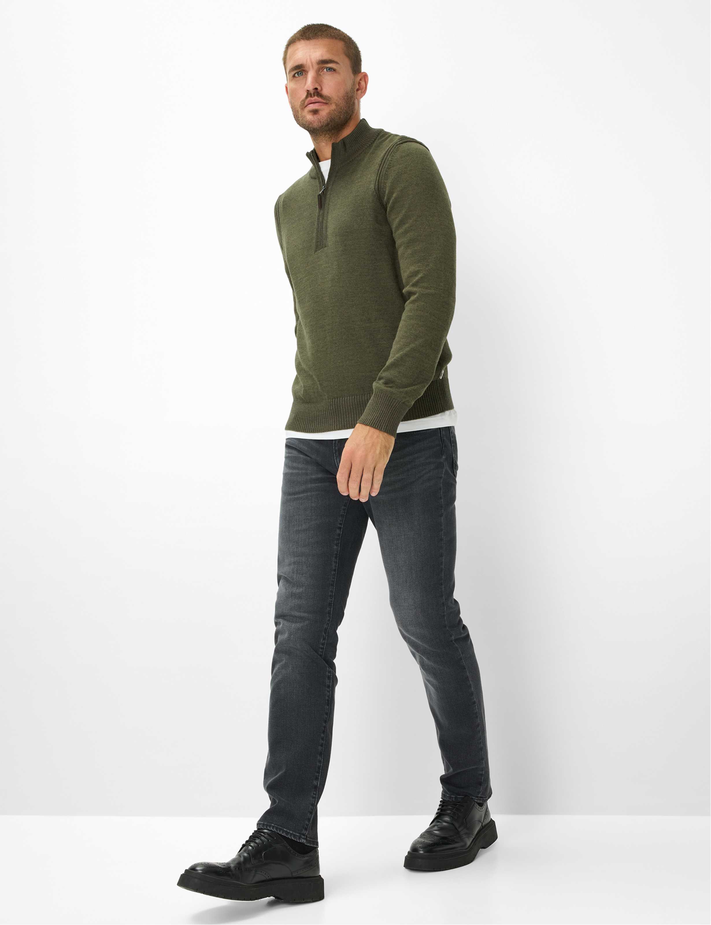 Herre Style CHUCK Denim Mørkegrå Modern Fit Model Outfit