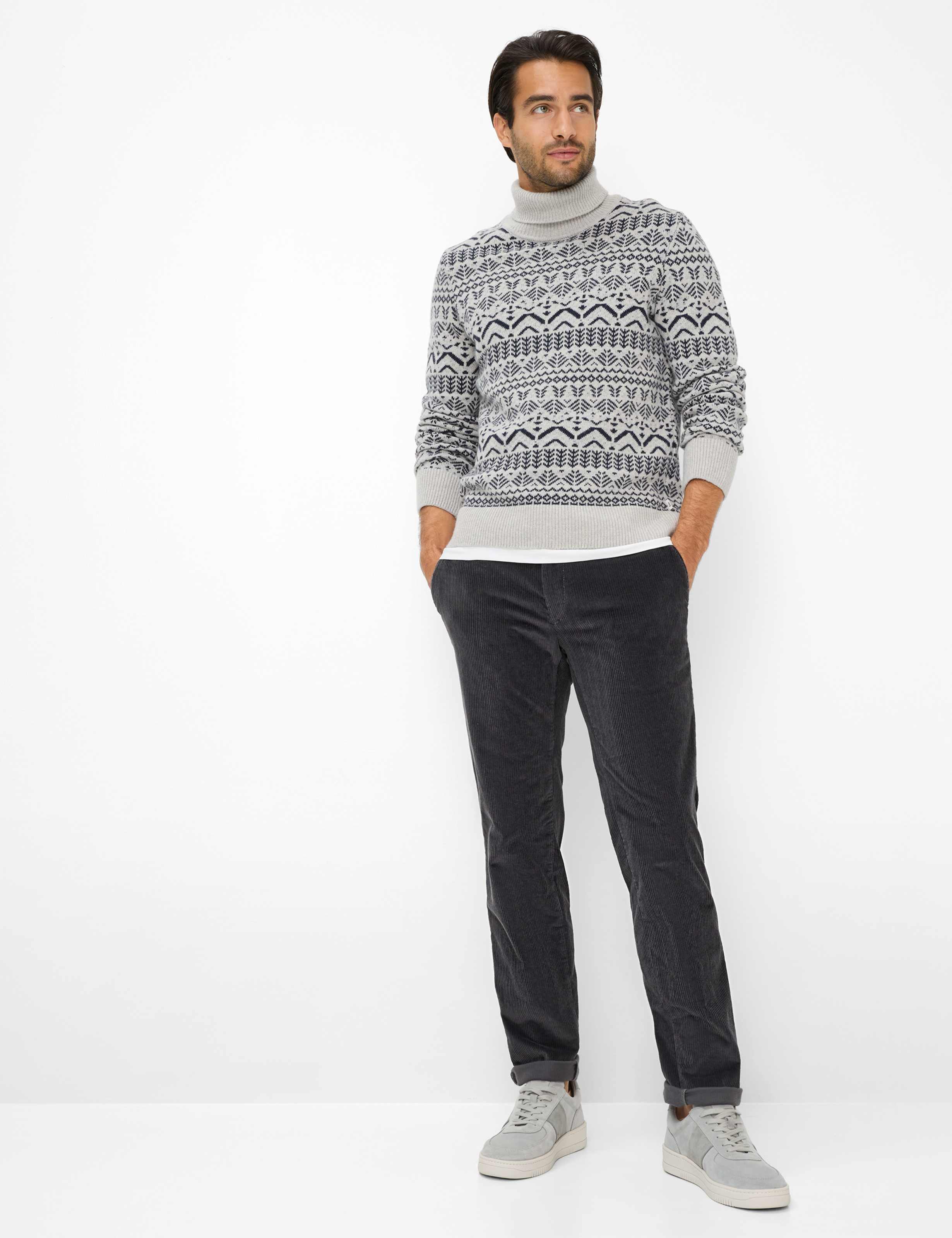 Homme Style FABIO Gris Foncé Modern Fit Tenue du mannequin