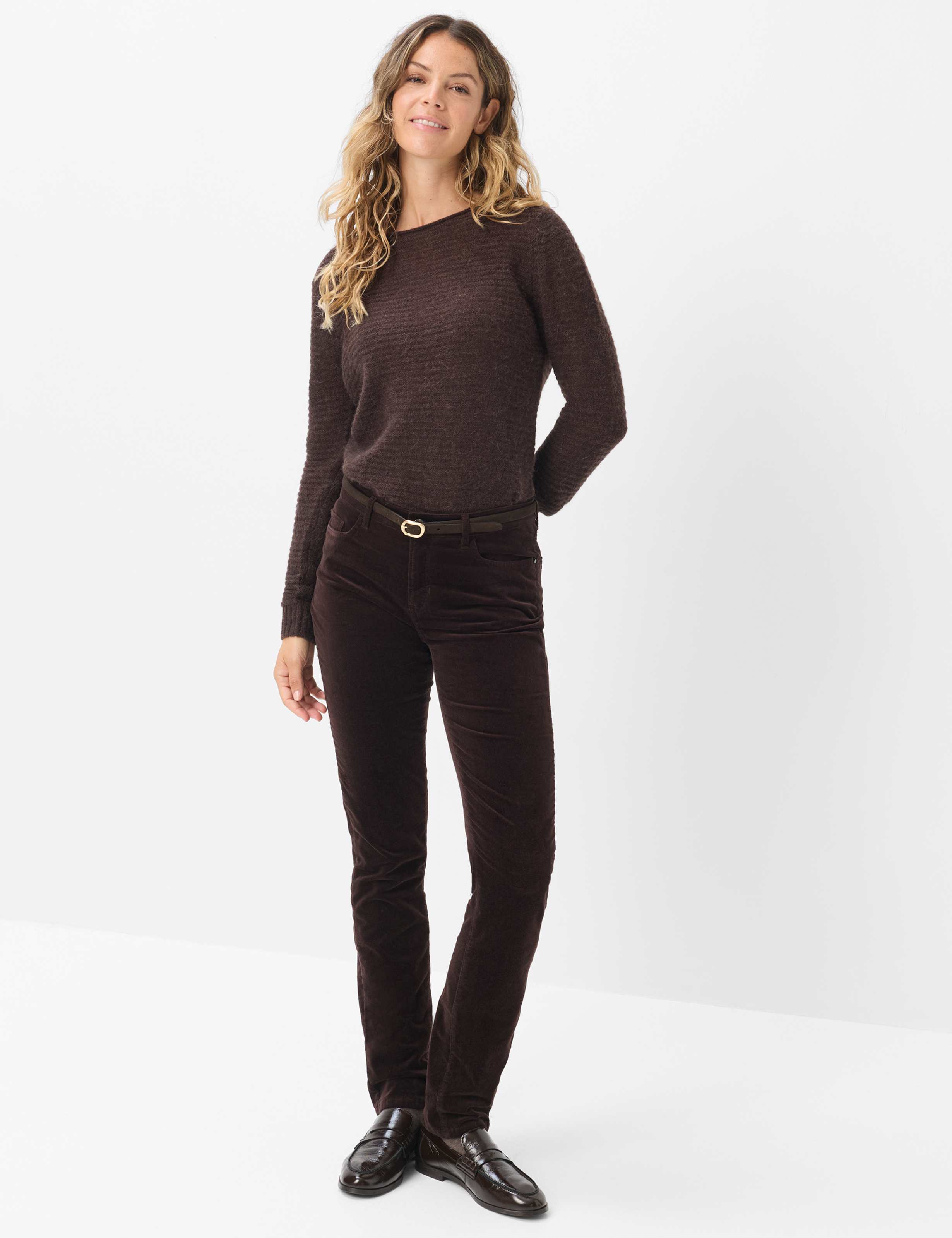 Dame Style CAROLA Mørkebrun Feminine Fit Model Outfit