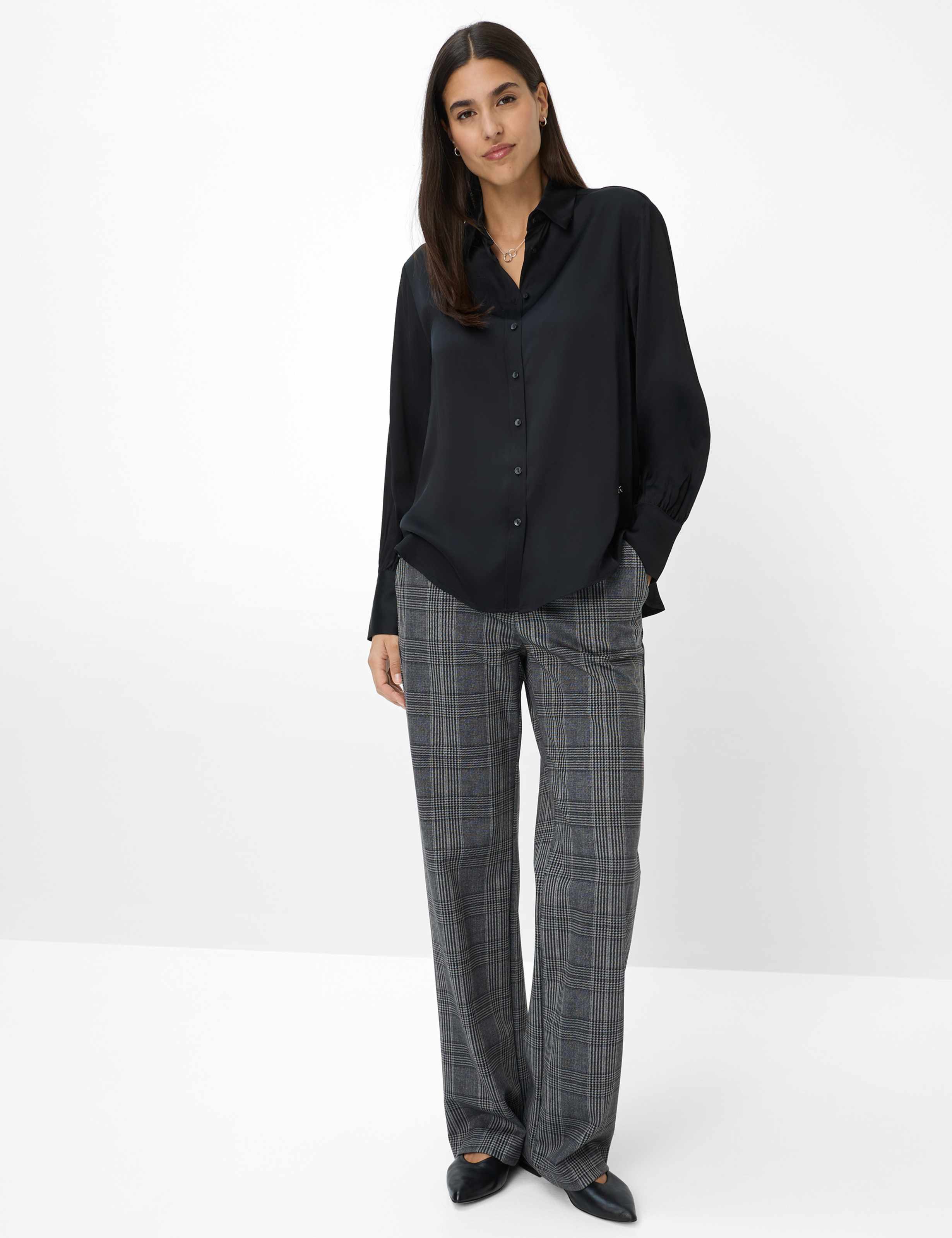 Women Style VIC Black  Model Outfit