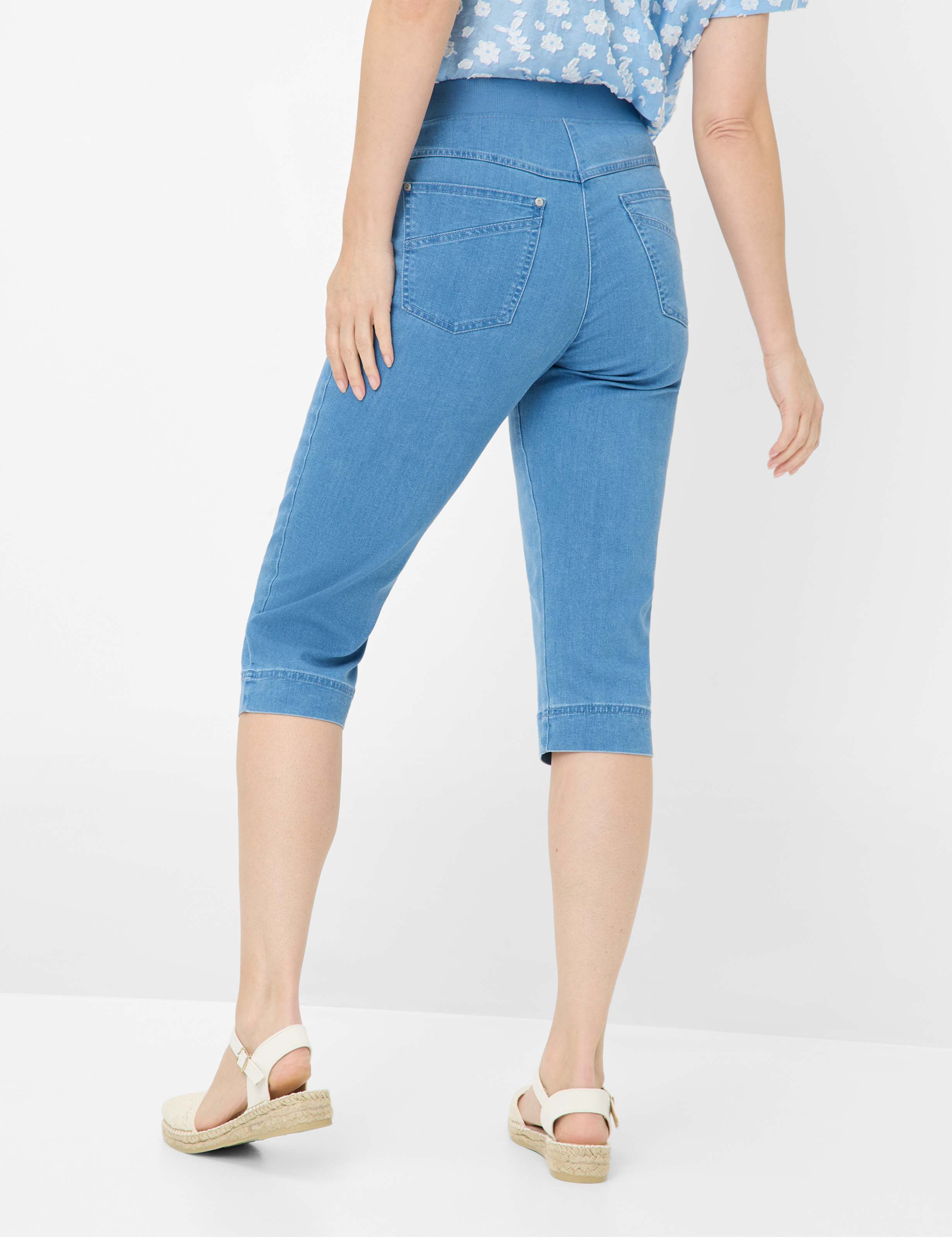Damen Style CARINA CAPRI Denim Blau Comfort Plus Fit Model Rueck