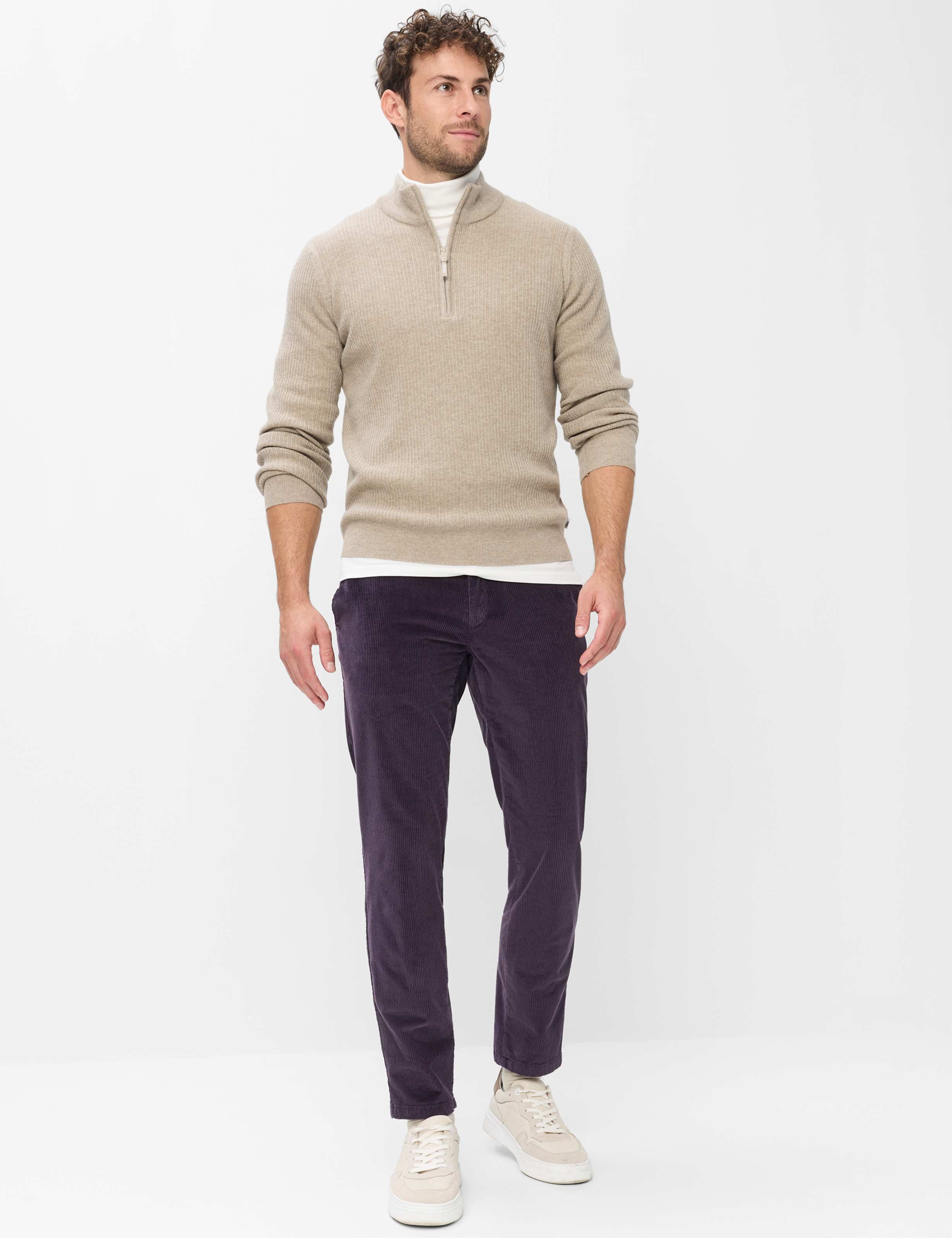 Herren Style PHIL Dunkles Lila Tapered Fit Model Outfit