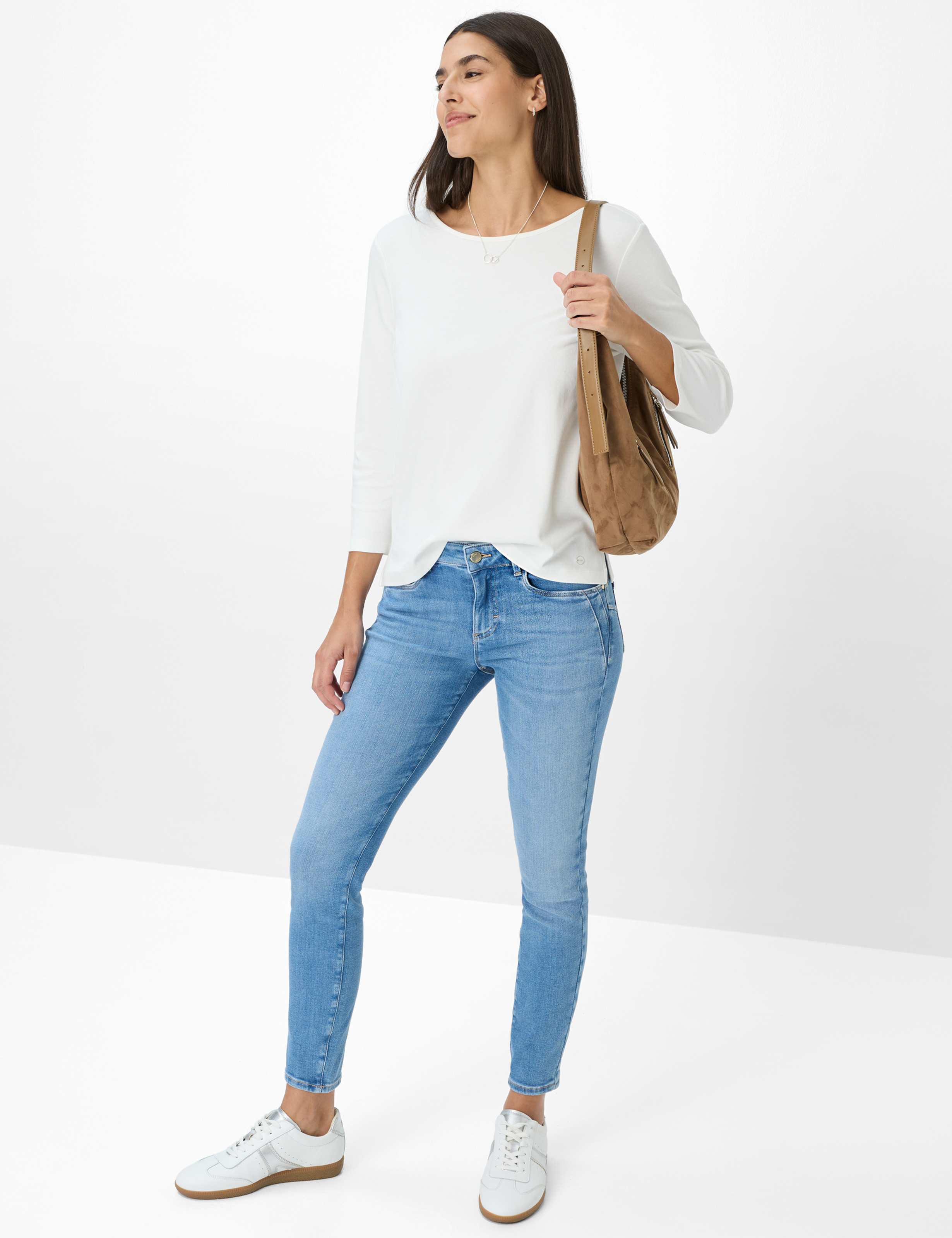 Women Style CIRA M Cream White  Model Outfit