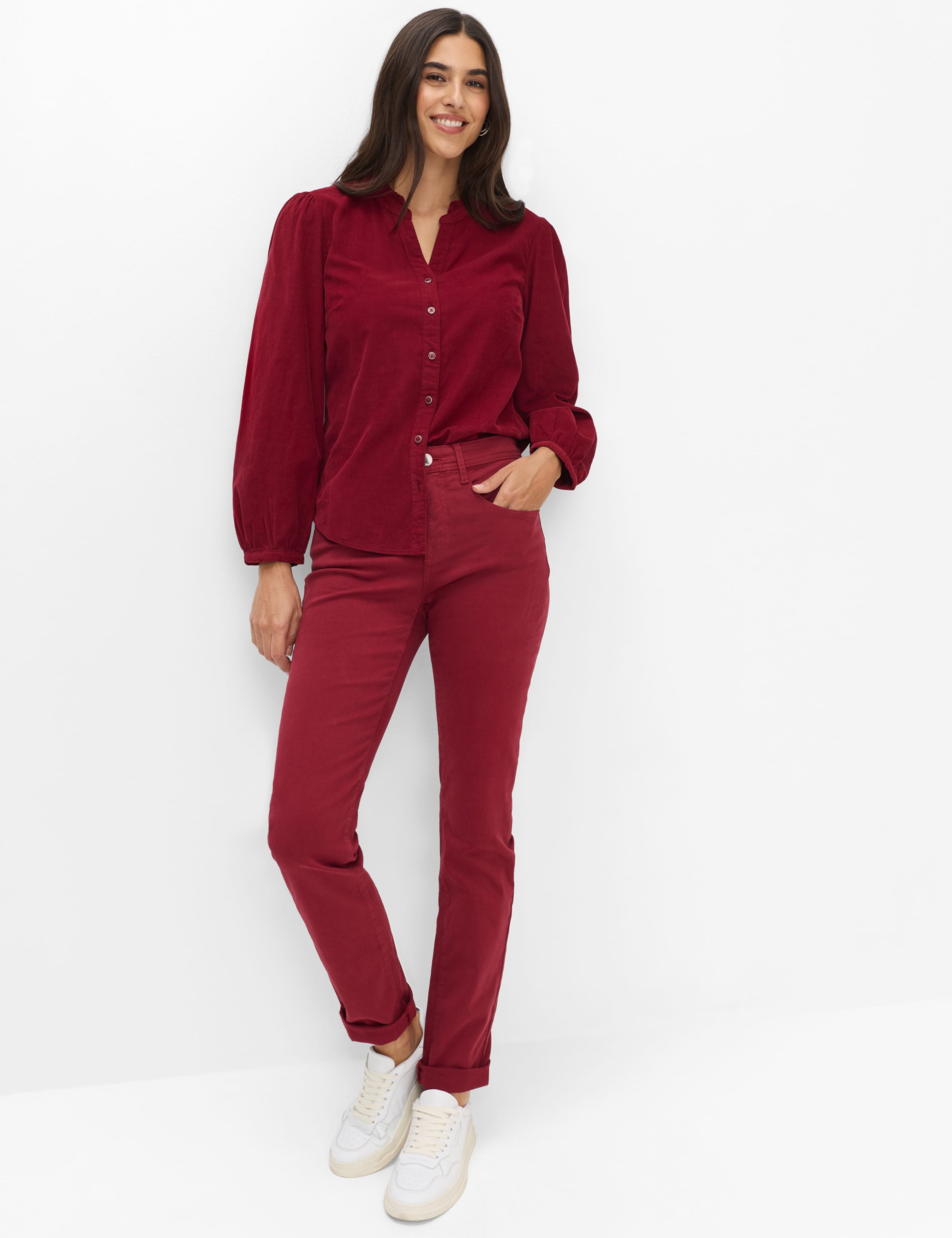 Femme Style CAROLA Denim Rouge Foncé Feminine Fit Tenue du mannequin