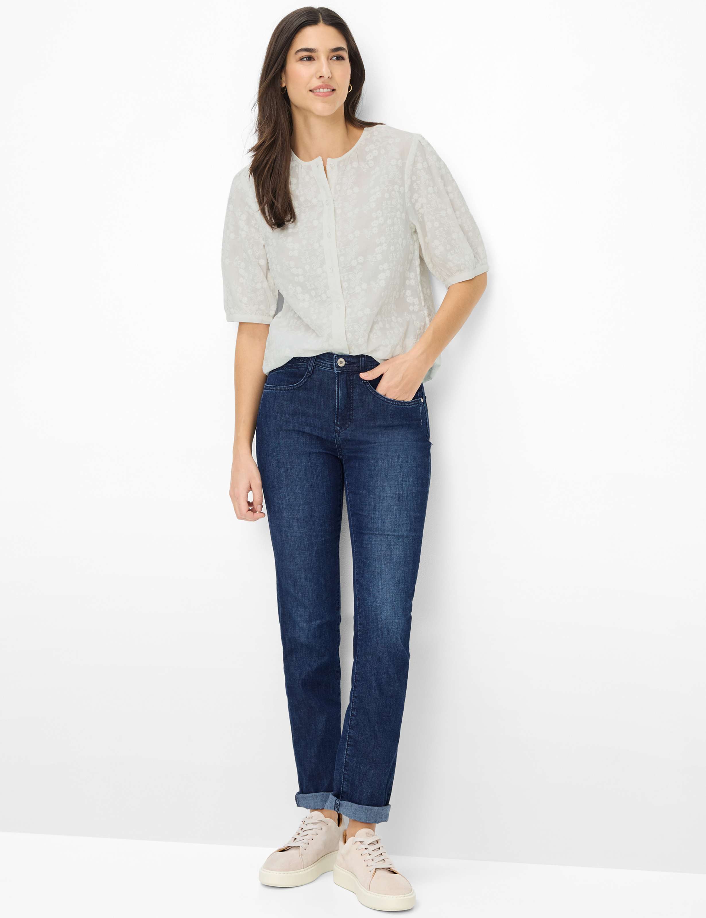 Femme Style CAROLA Denim Bleu Foncé Feminine Fit Tenue du mannequin