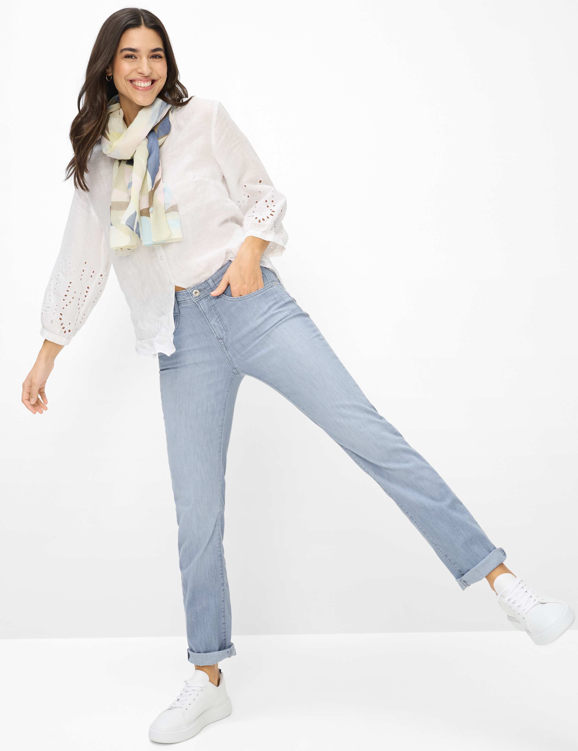 Women Style CAROLA Denim Light Gray Feminine Fit Model Outfit