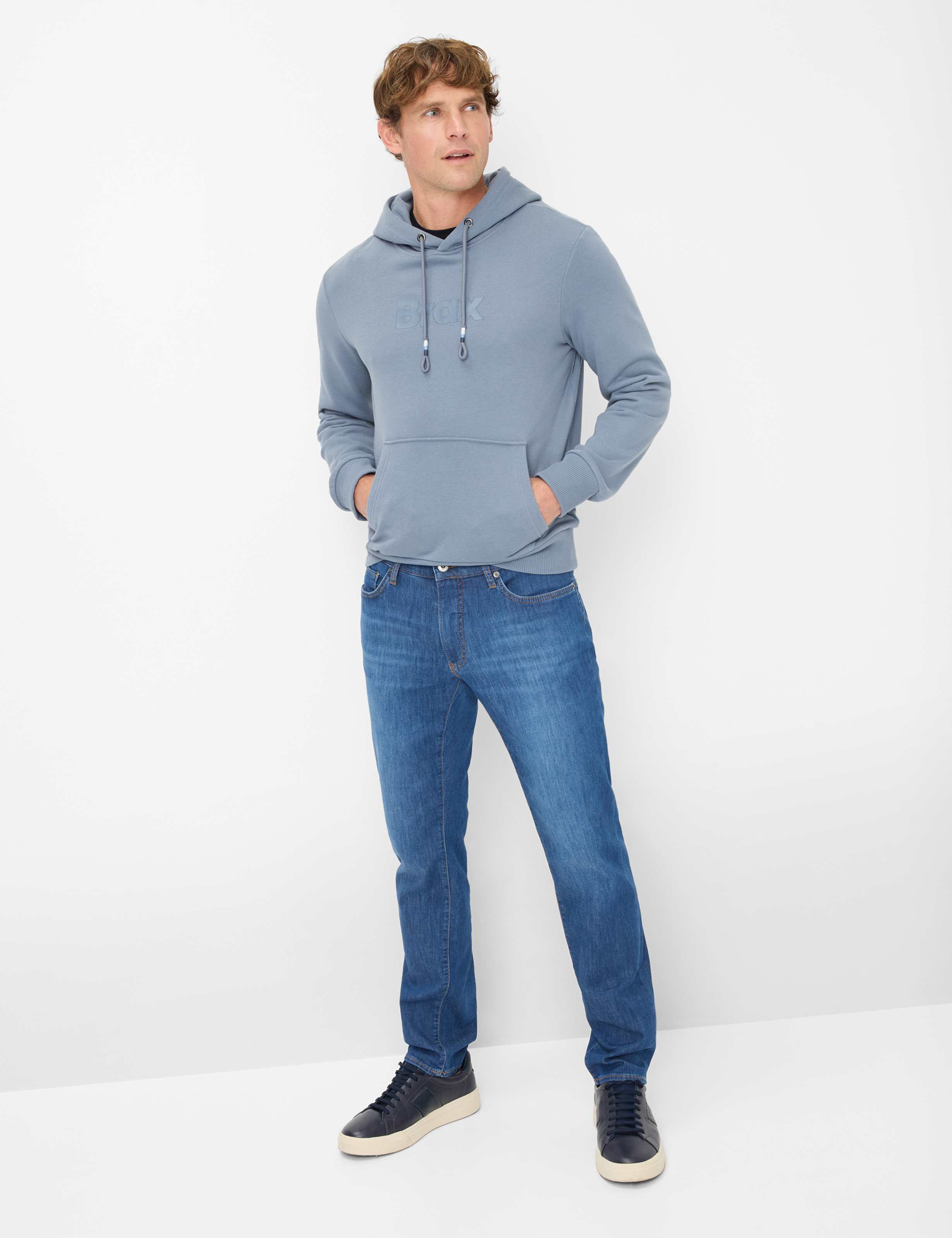 Men Style CHUCK Denim Blue Modern Fit Model Outfit