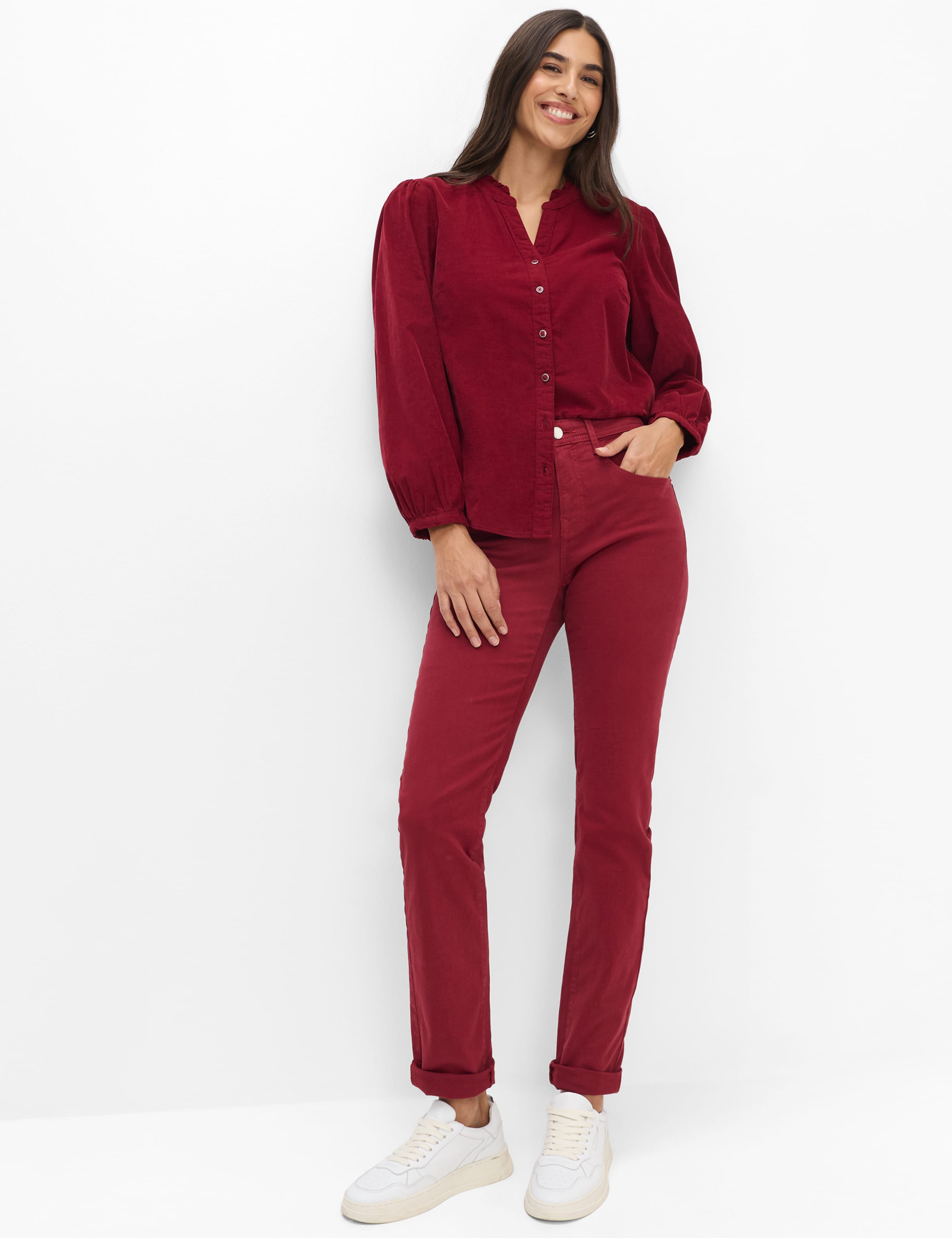 Femme Style MARY Denim Rouge Foncé Regular Fit Tenue du mannequin