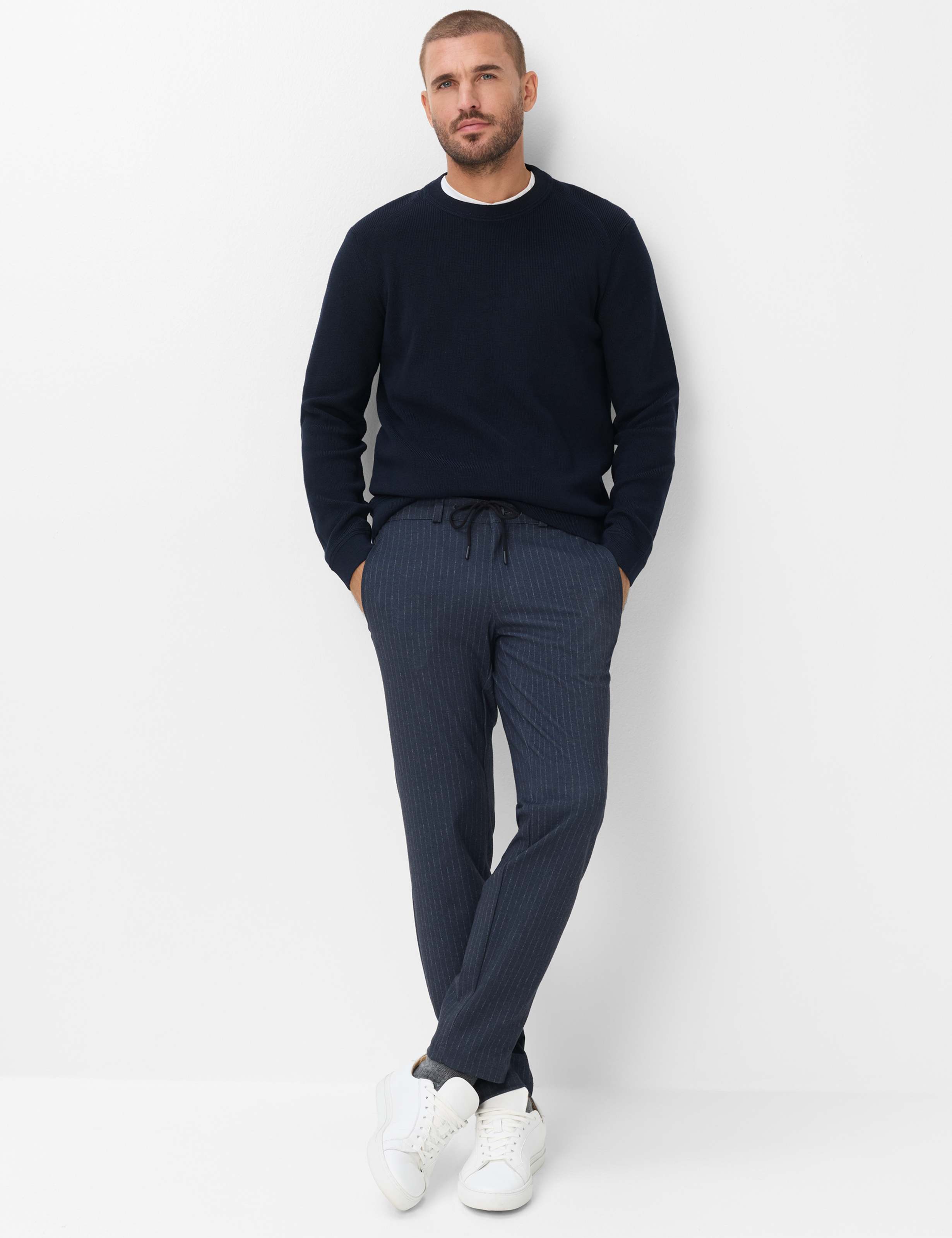 Herren Style PHIL Dunkelblau Tapered Fit Model Outfit