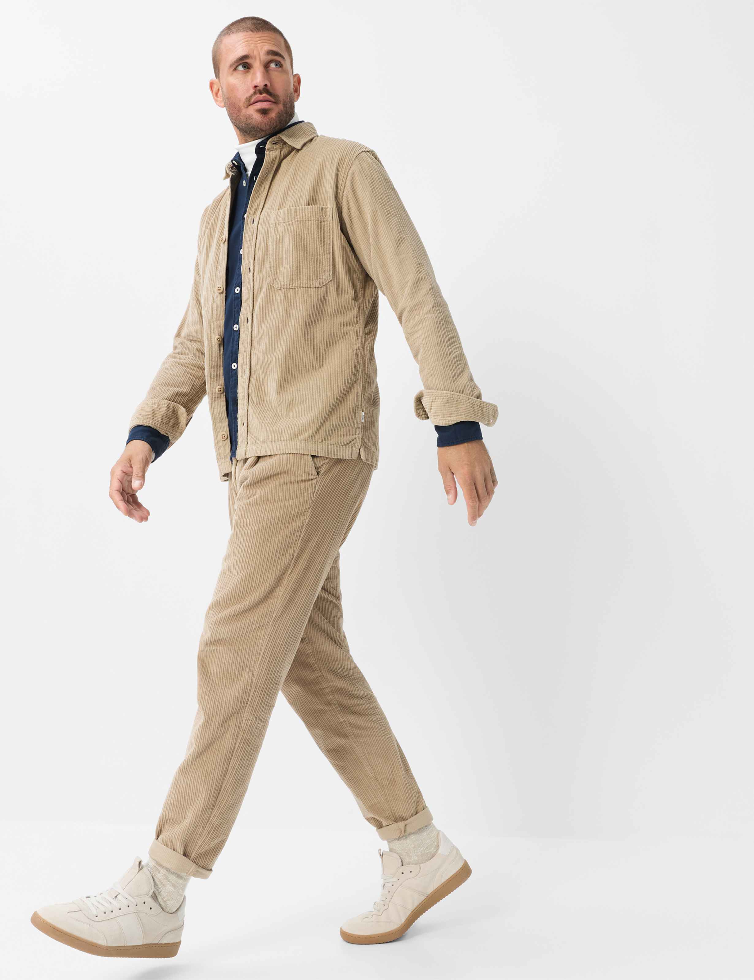 Herren Style TINO Beige Tapered Fit Model Outfit