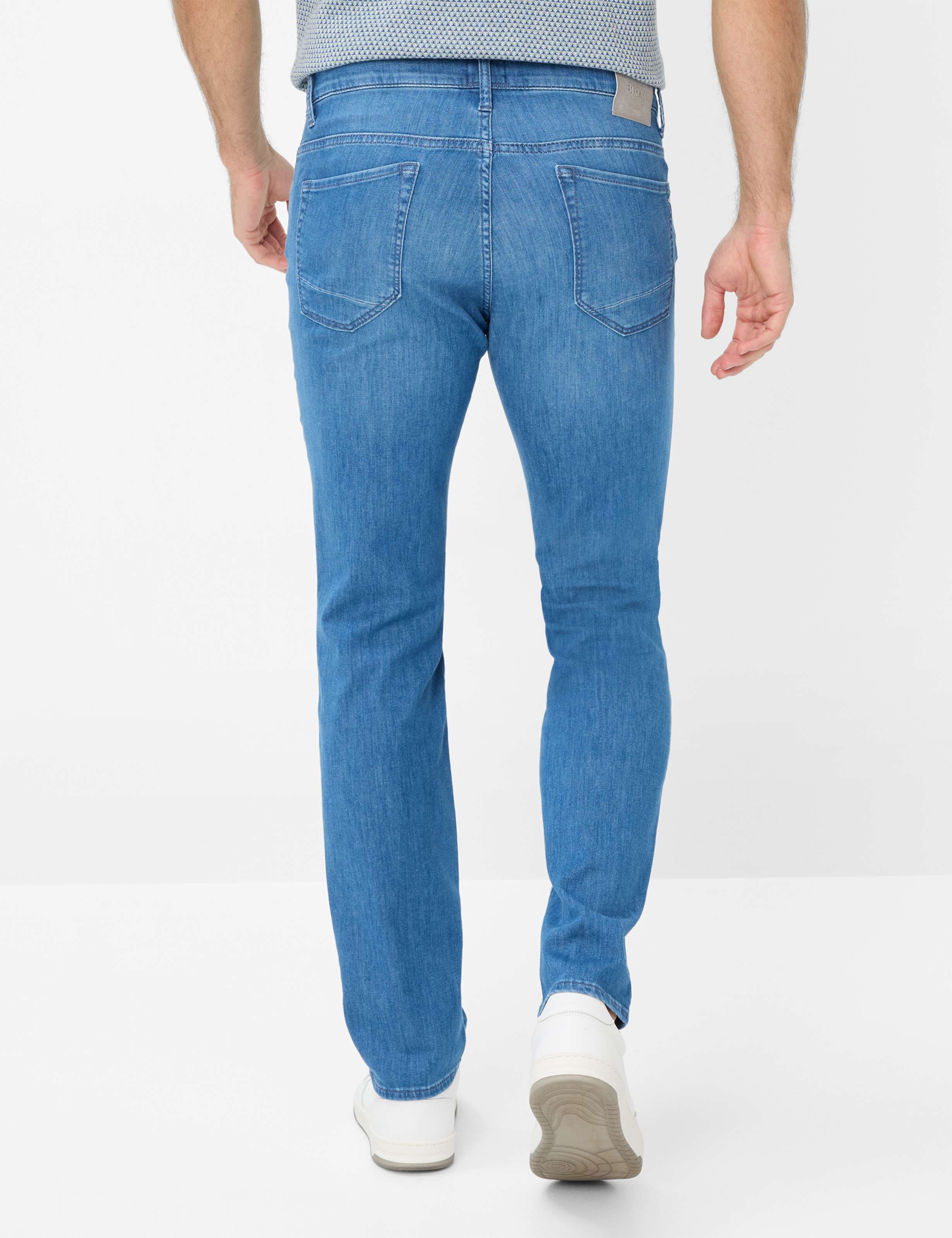 Heren Style CHUCK Denim Blauw Modern Fit Model achterkant