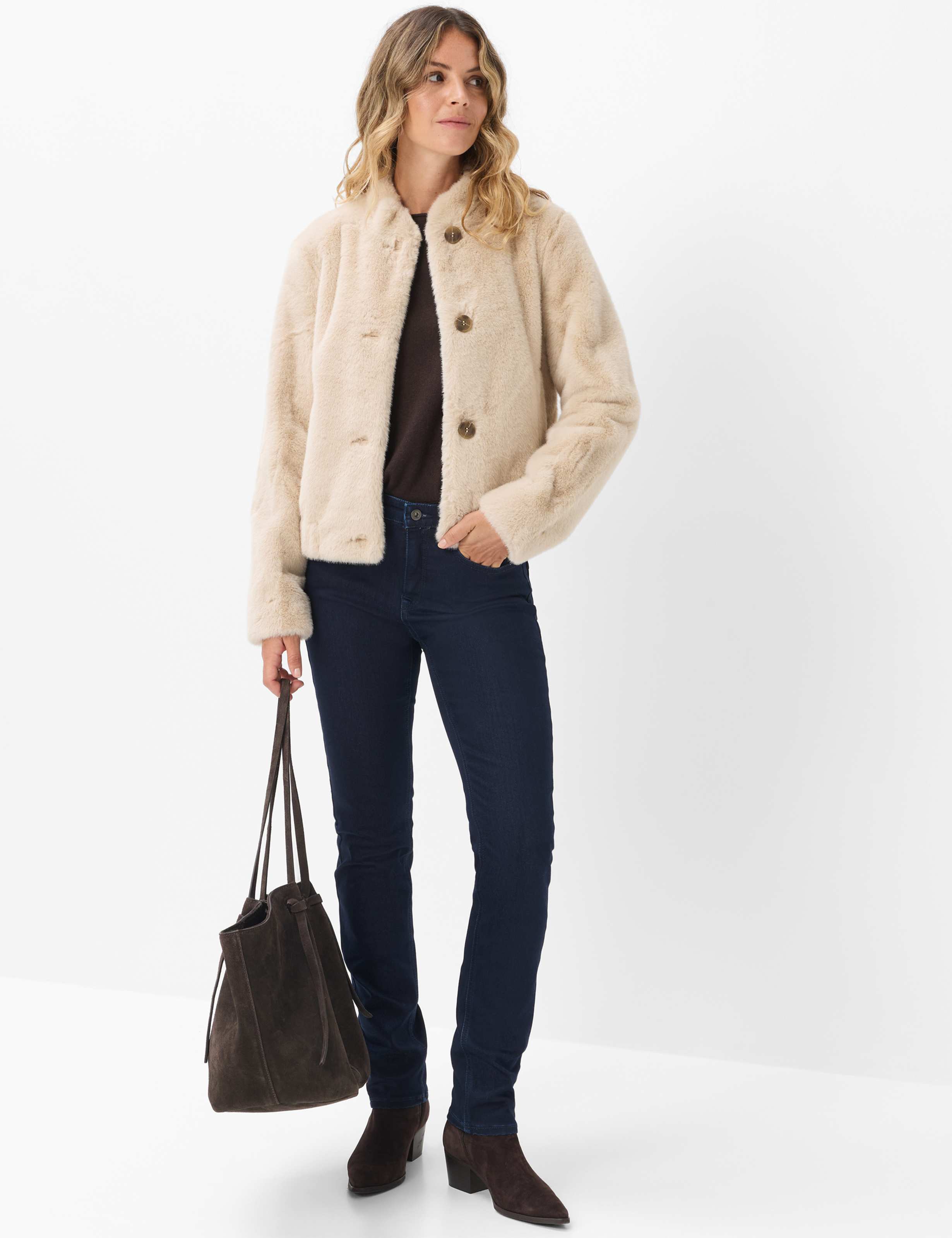 Damen Style CAROLA Denim Dunkelblau Feminine Fit Model Outfit
