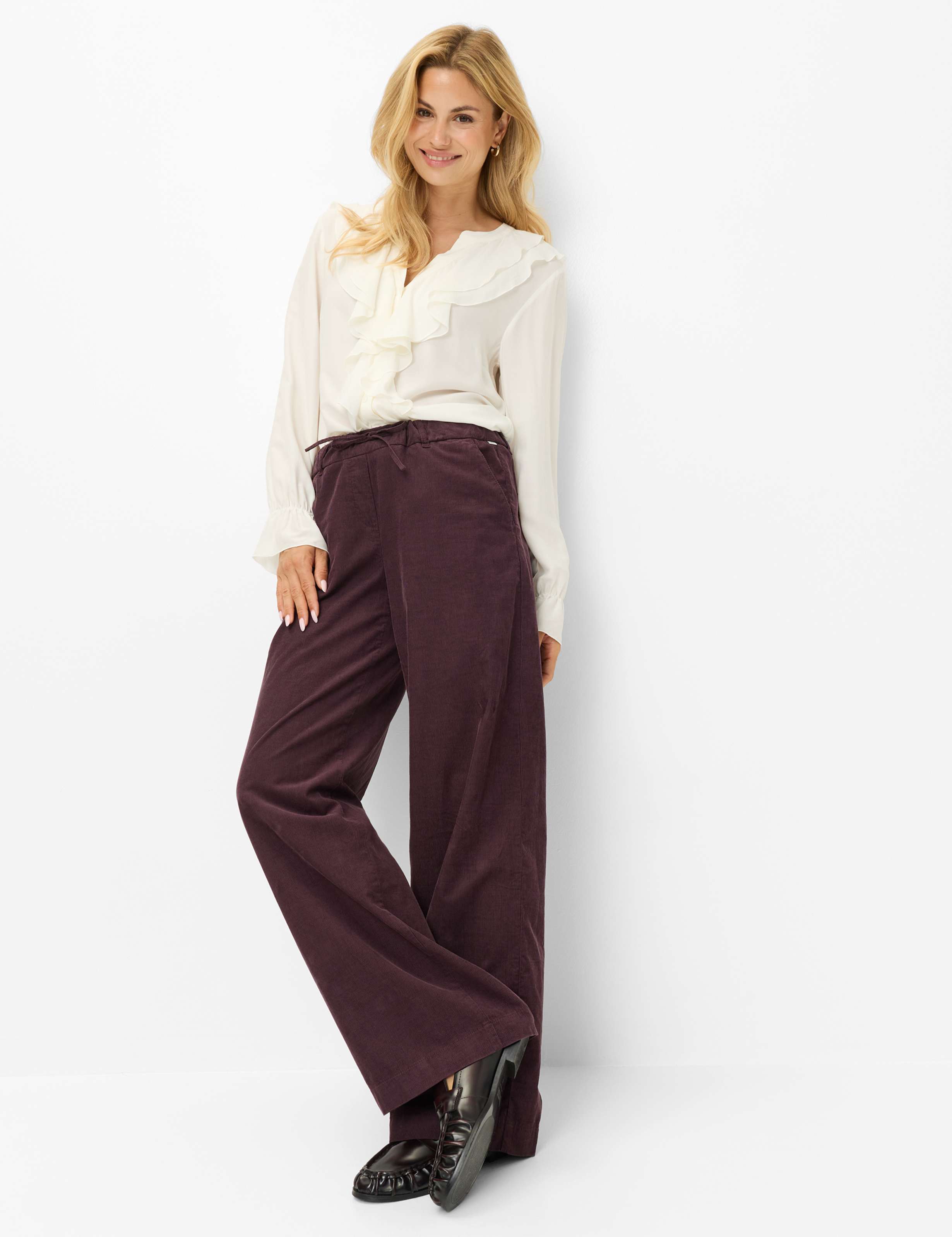 Dames Style MAINE Donkerpaars Wide Leg Model outfit