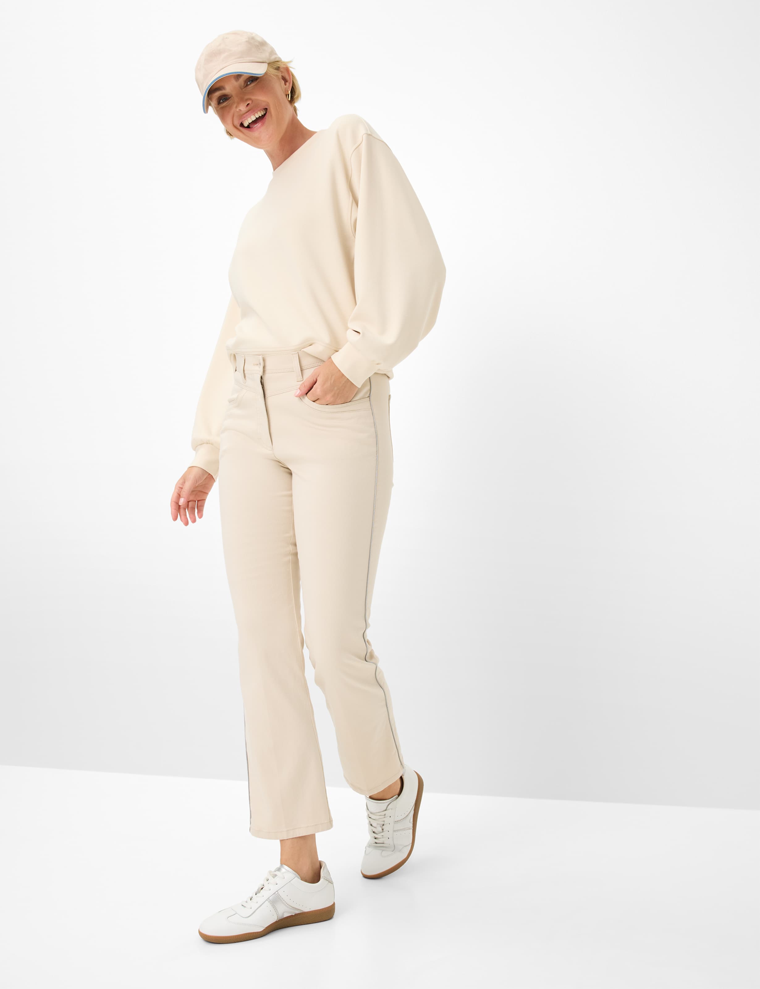 Femme Style LAURA KICK Blanc Crème Super Slim Fit Tenue du mannequin