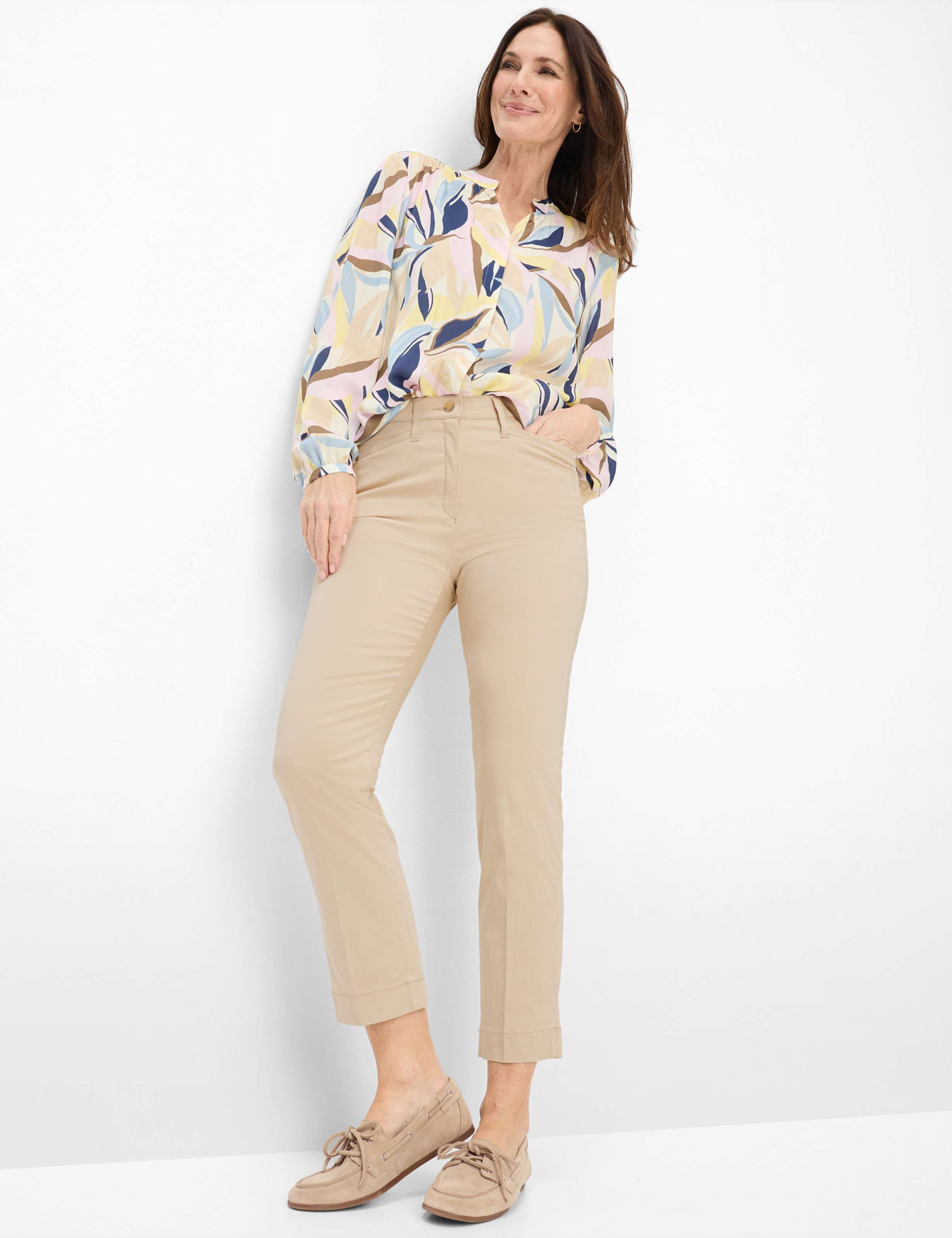 Femme Style LORELLA Beige Super Slim Fit Tenue du mannequin