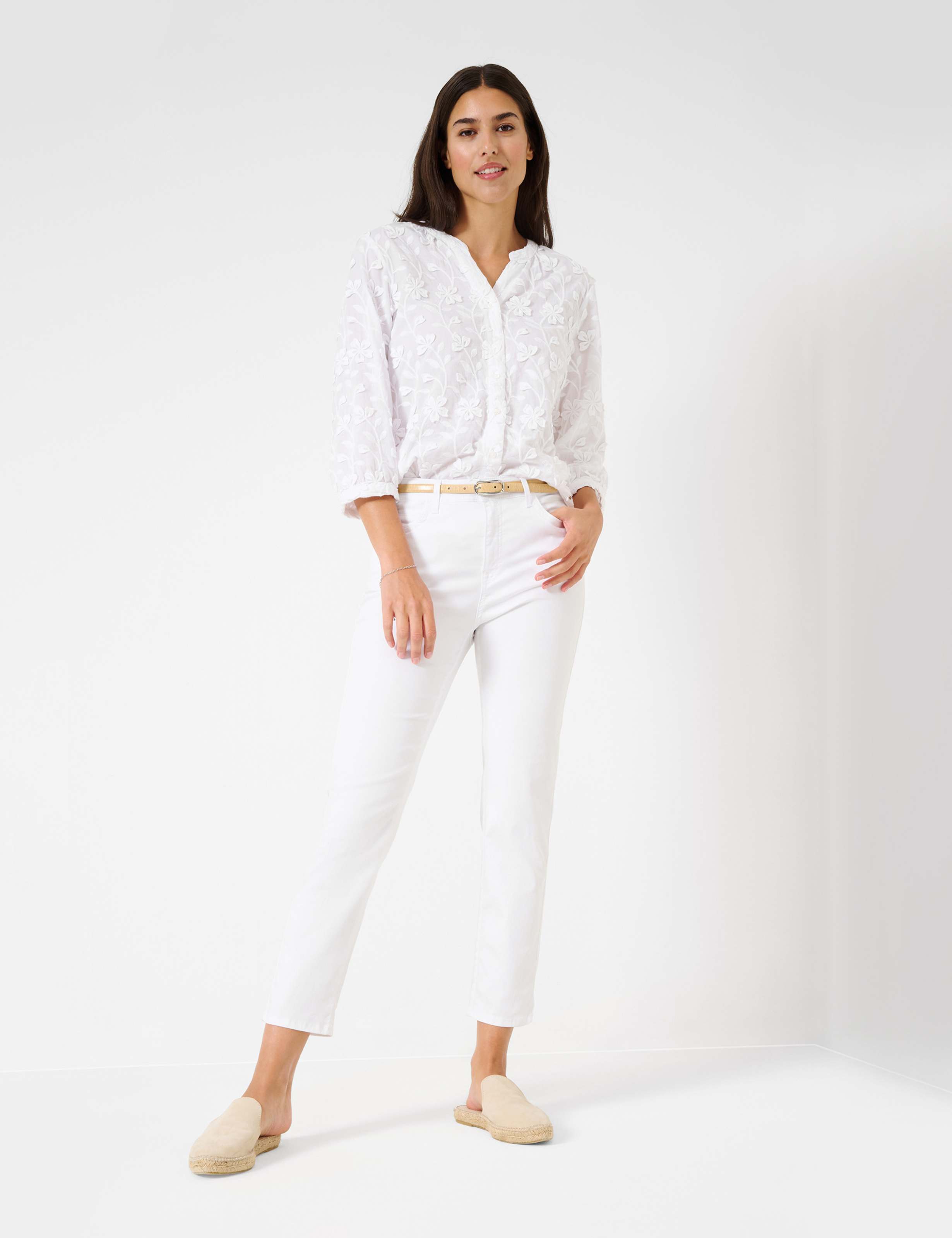 Women Style CAROLA S WHITE Feminine Fit Model Outfit