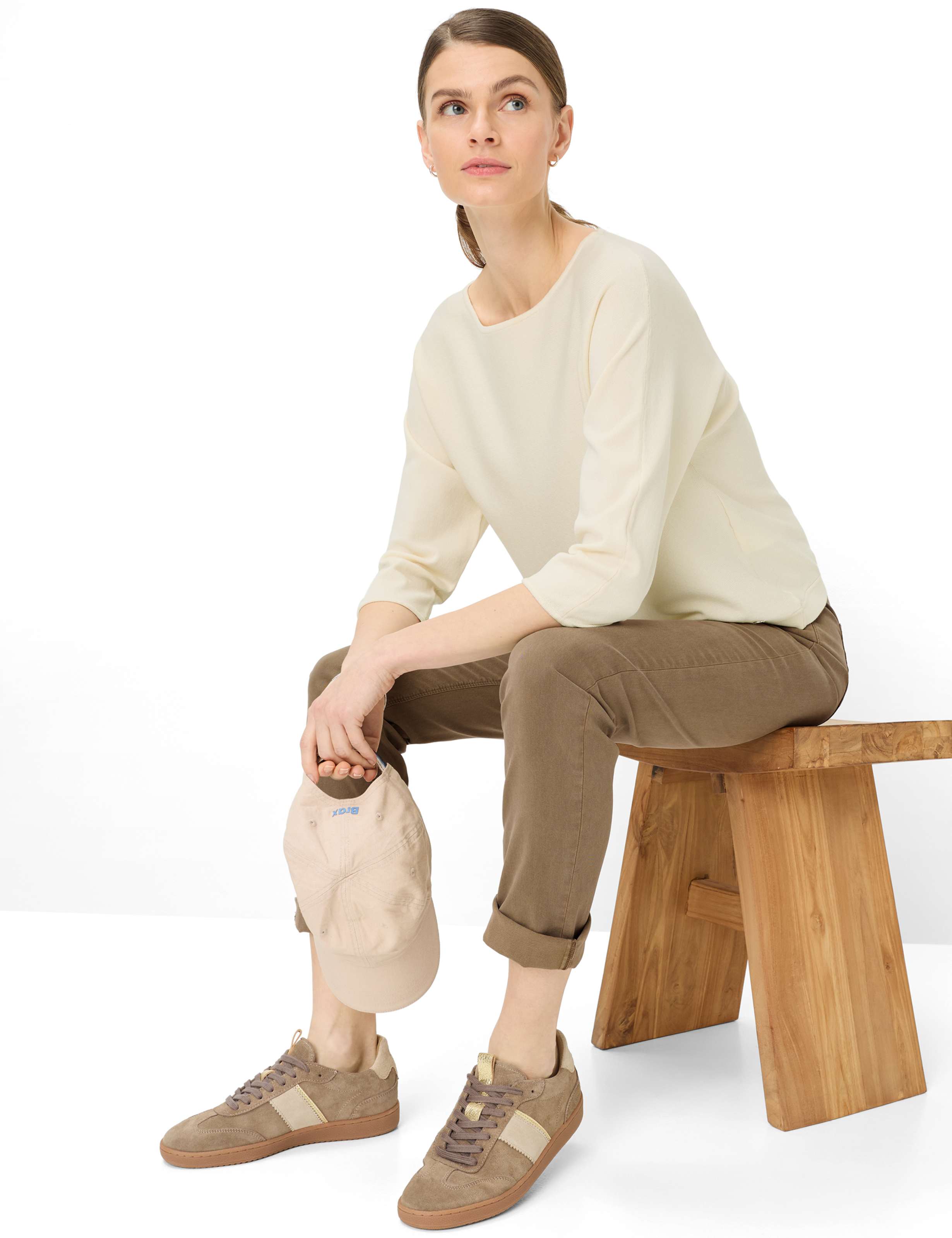 Women Style CAROLA Brown Feminine Fit Detail 1