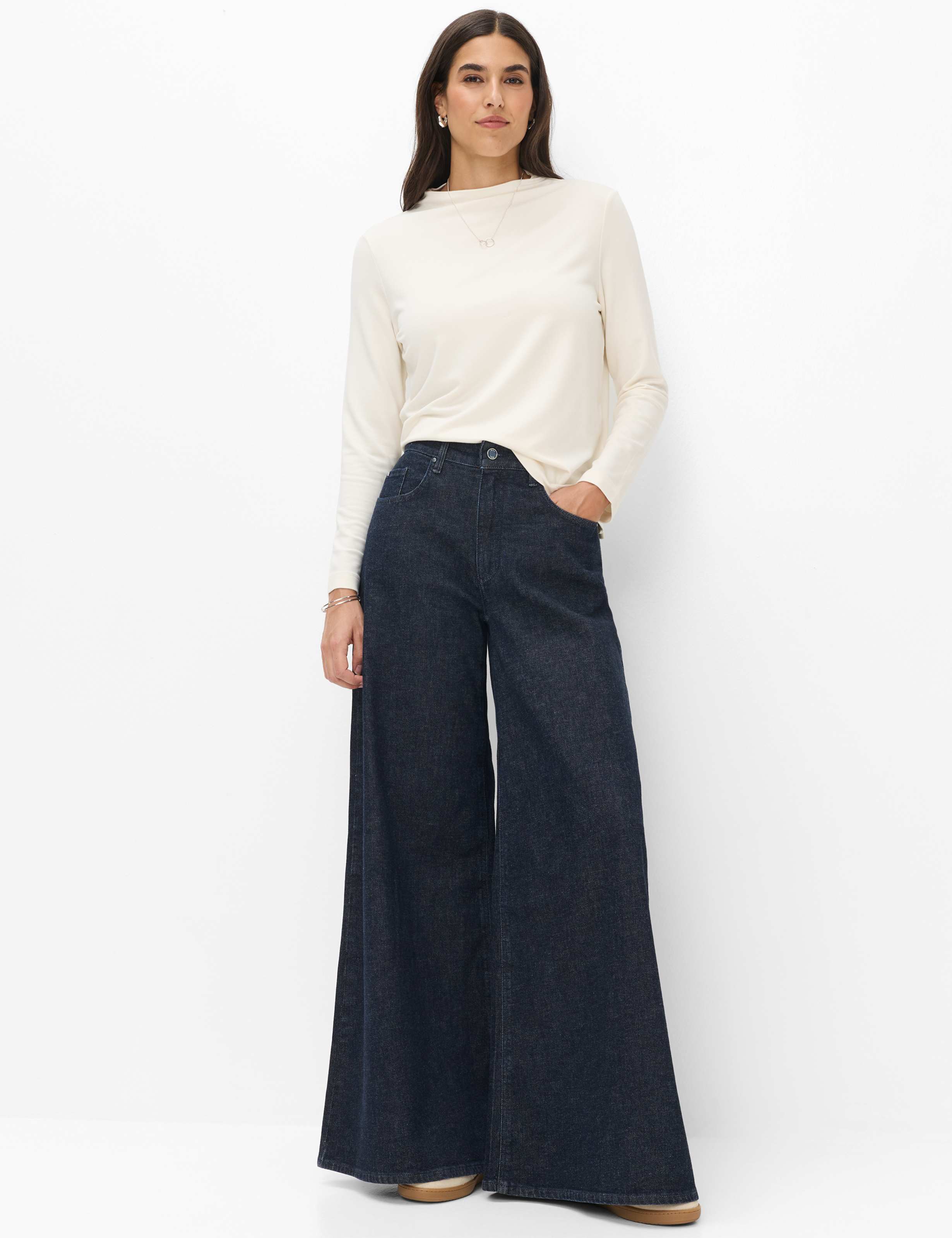 Femme Style MARCH Denim Bleu Foncé Wide Leg Tenue du mannequin