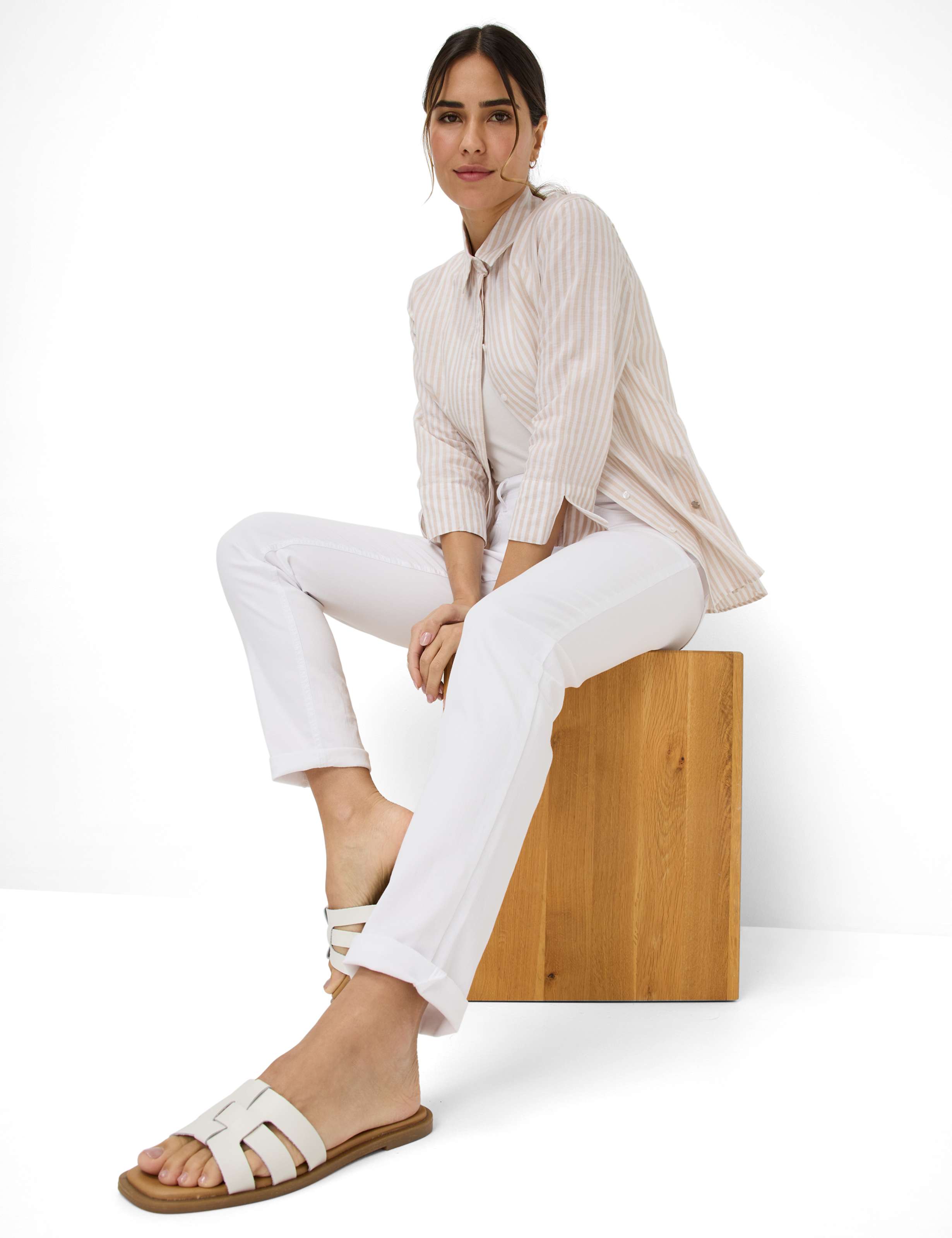 Women Style CAROLA Denim White Feminine Fit Detail 1