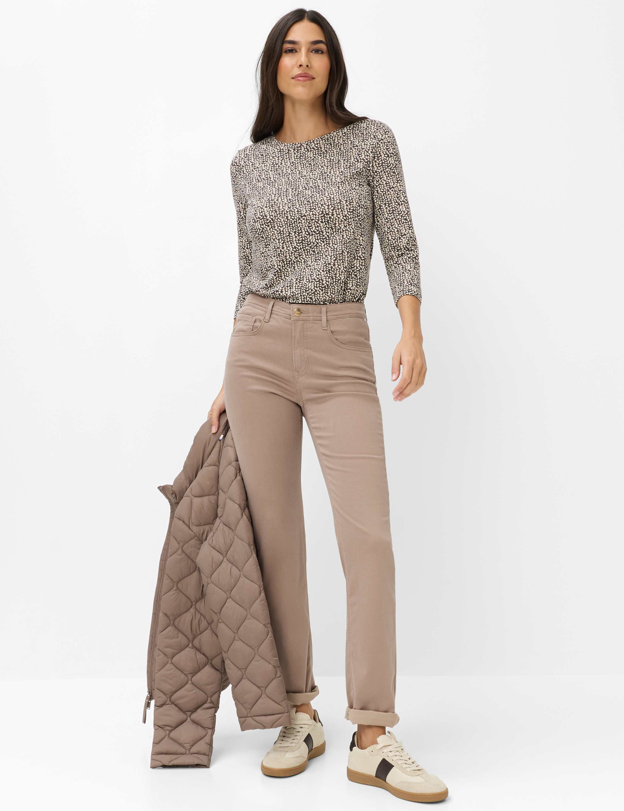 Femme Style CAROLA Marron Clair Feminine Fit Tenue du mannequin