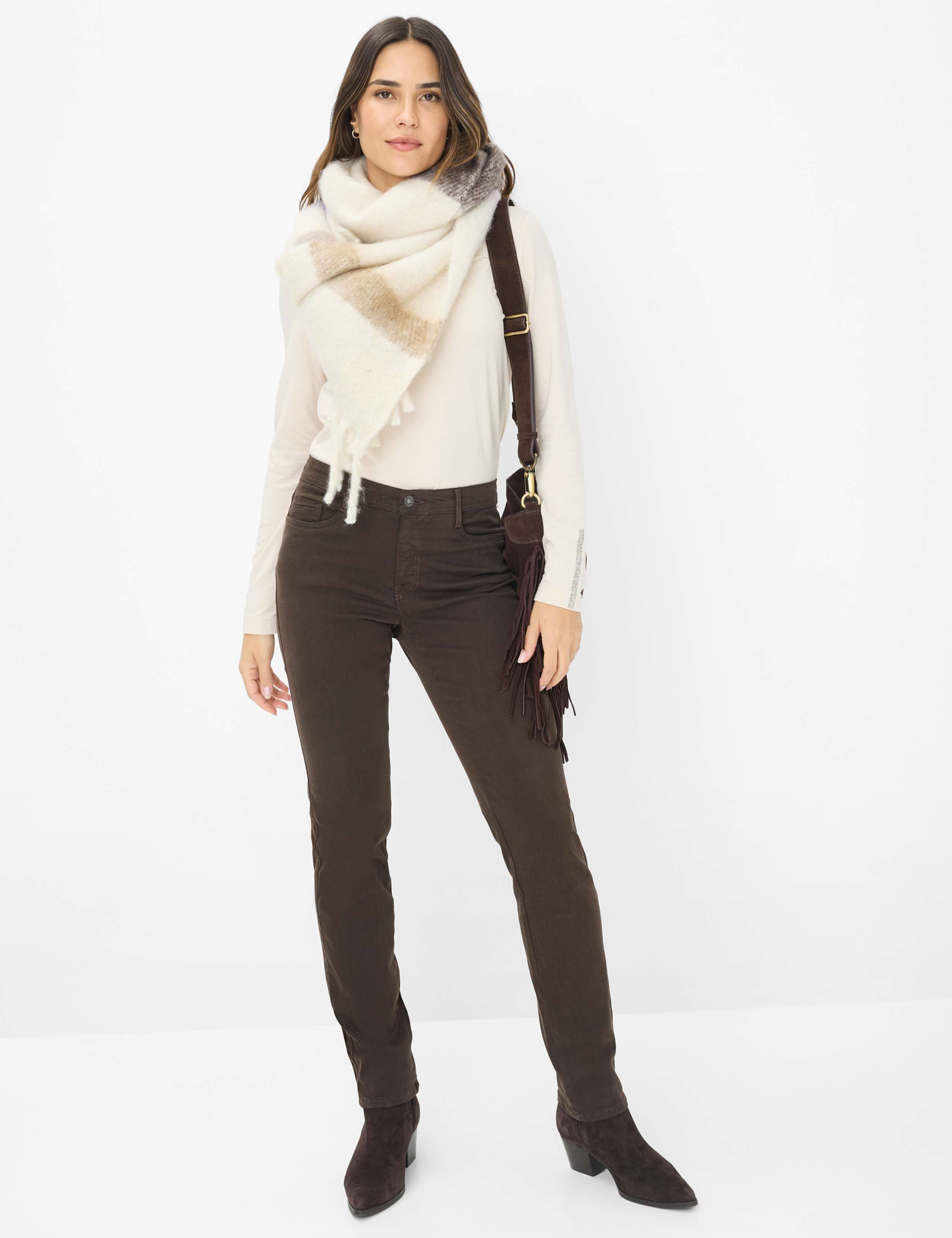Damen Style CAROLA Denim Dunkelbraun Feminine Fit Model Outfit