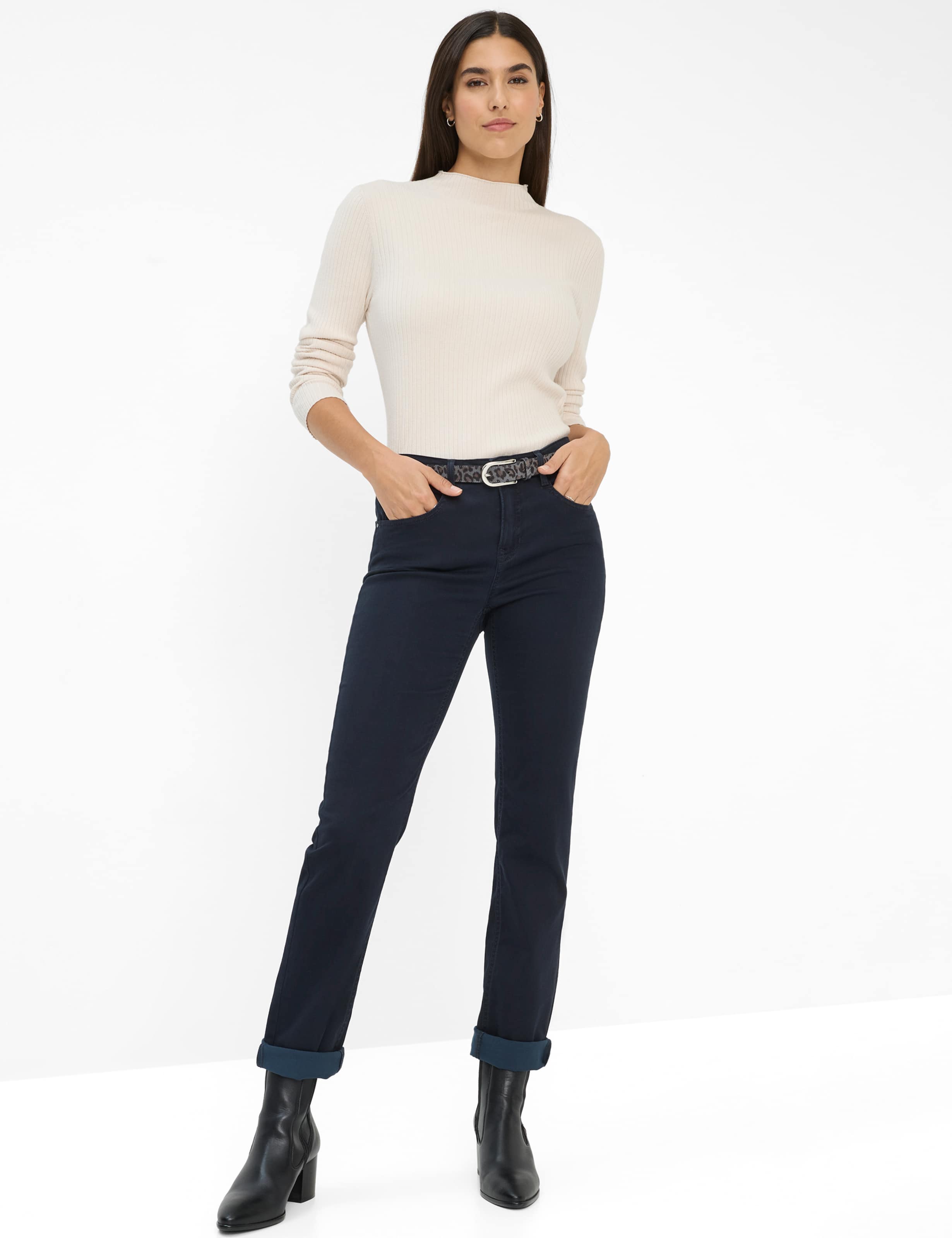 Women Style CAROLA Dark Blue Feminine Fit Model Outfit