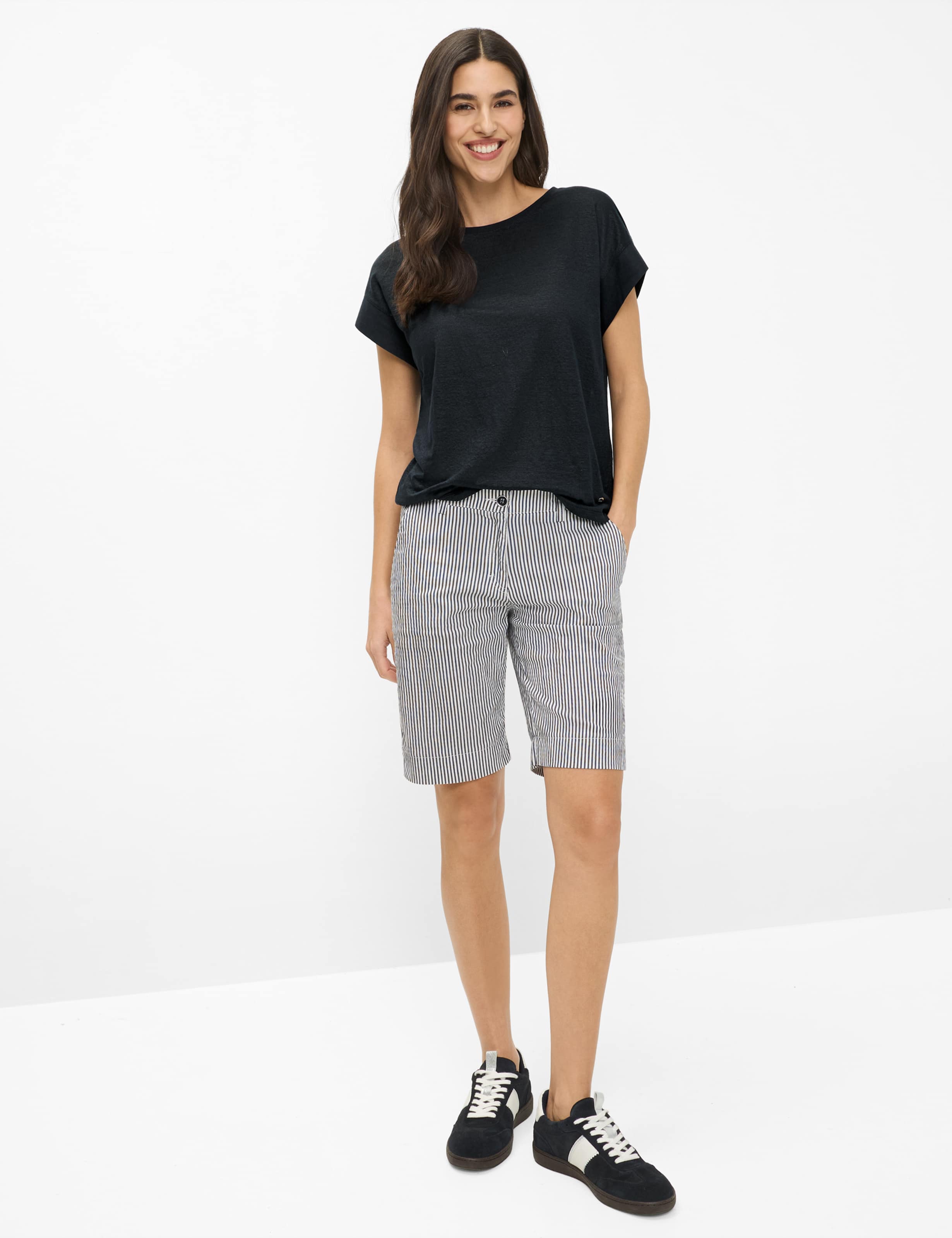 Femme Style CAELEN S Bleu Foncé  Tenue du mannequin