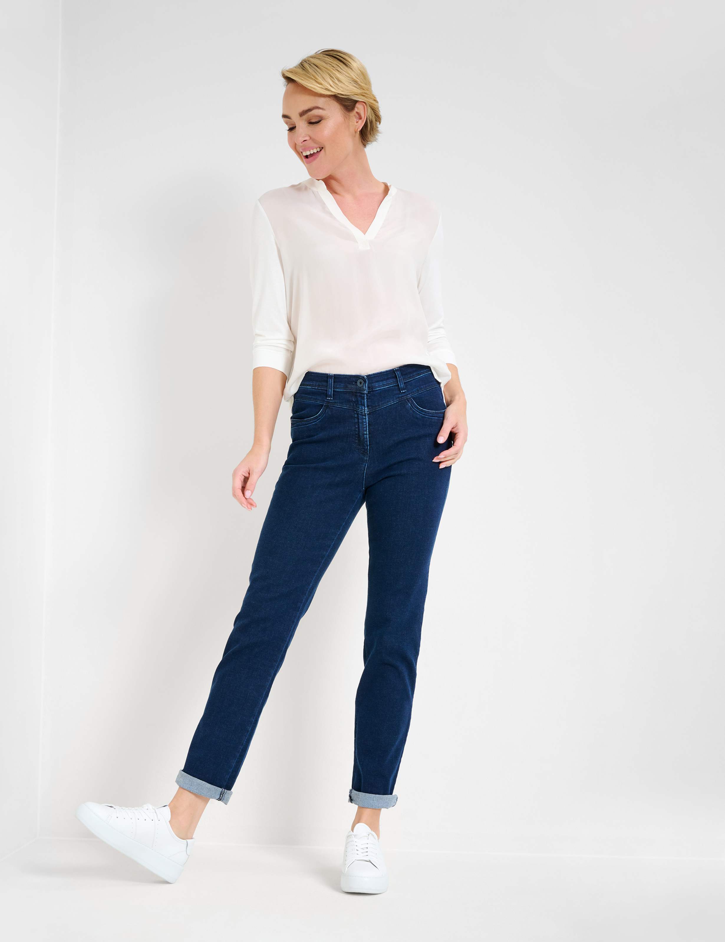 Dame Style LAURA NEW Denim Mørkeblå Super Slim Fit Model Outfit