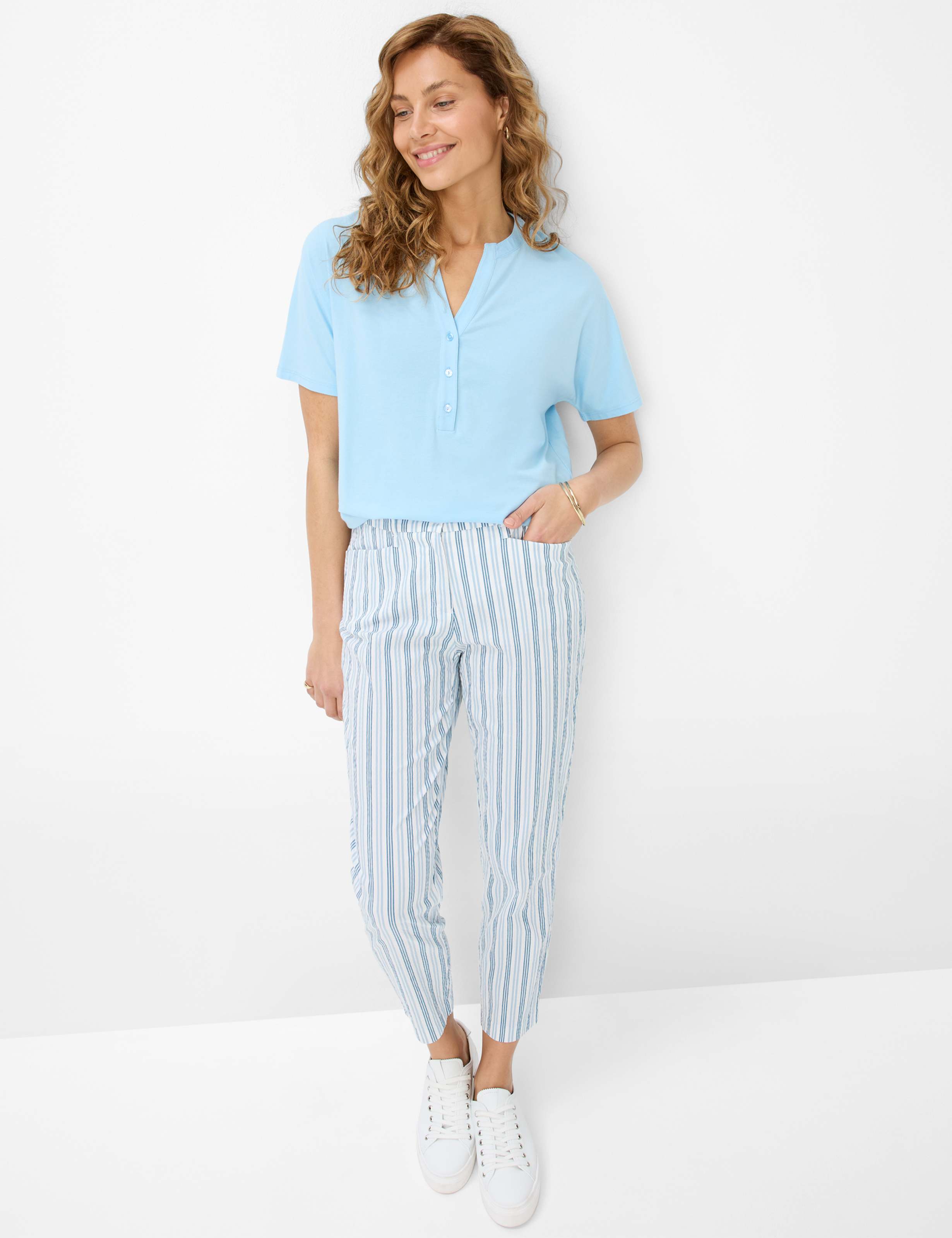 Women Style CAELEN Light Blue  Model Outfit